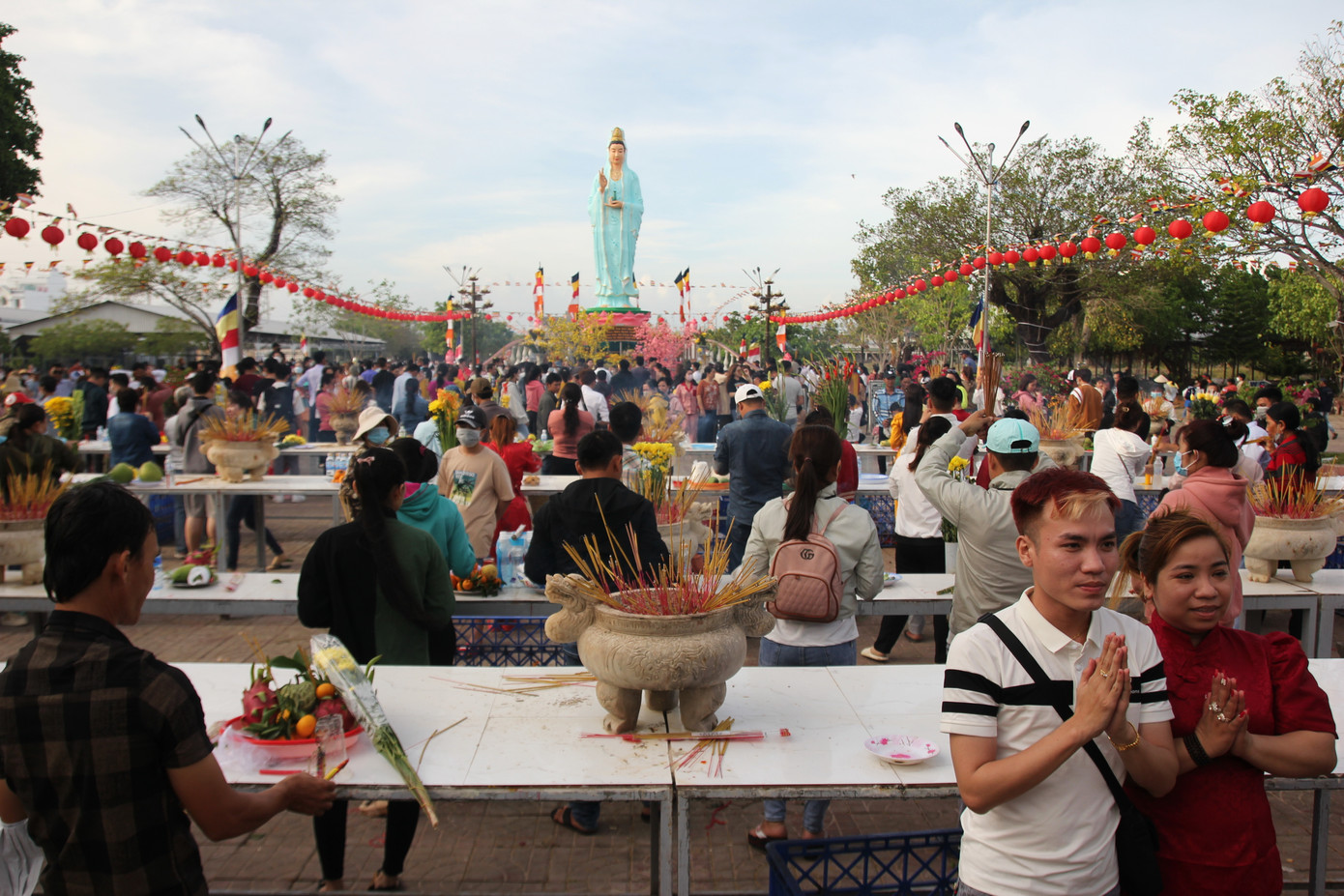 Rất đông du khách thập phương từ các nơi đổ về Quan Âm Phật Đài xin lộc đầu năm.