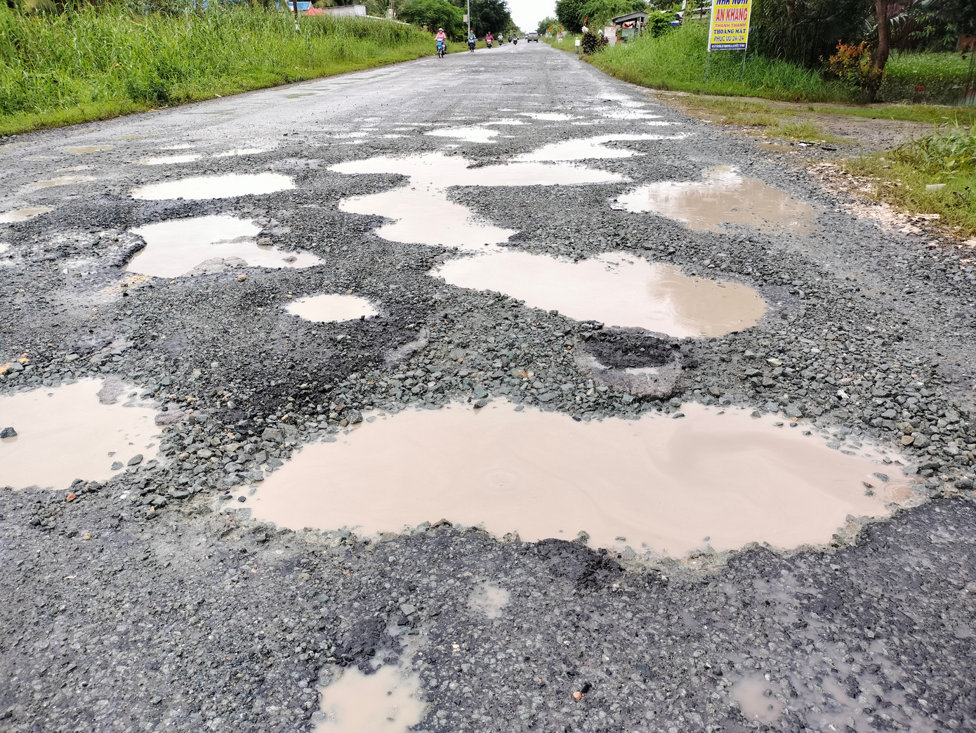 "Ổ gà, ổ voi" trên mặt đường quốc lộ 1.
