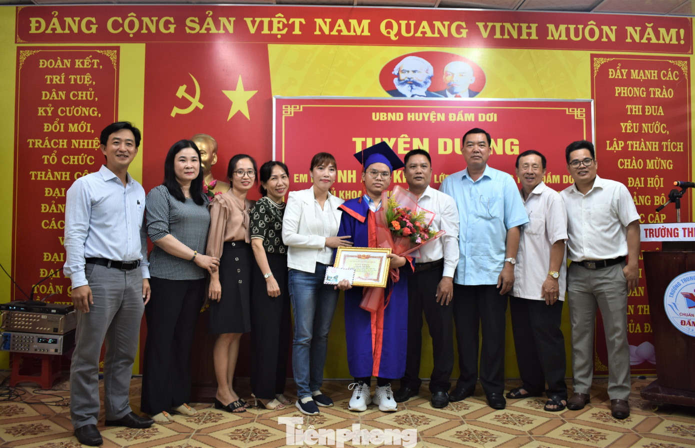 Khôi chụp ảnh lưu niệm cùng thầy cô và gia đình.