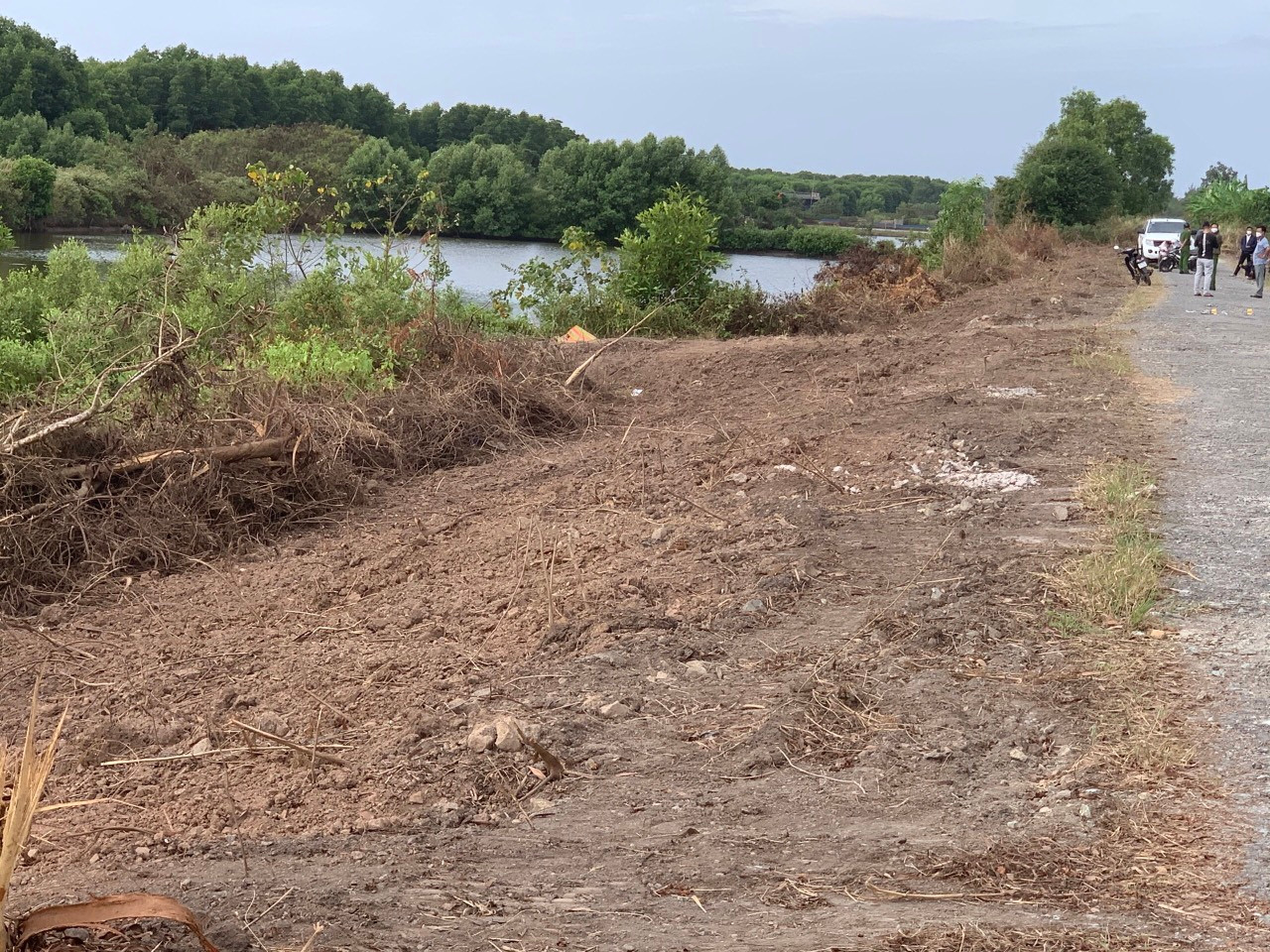 Hiện trường phát hiện thi thể người đàn ông tử vong cạnh lề đường, trên người có nhiều vết thương.
