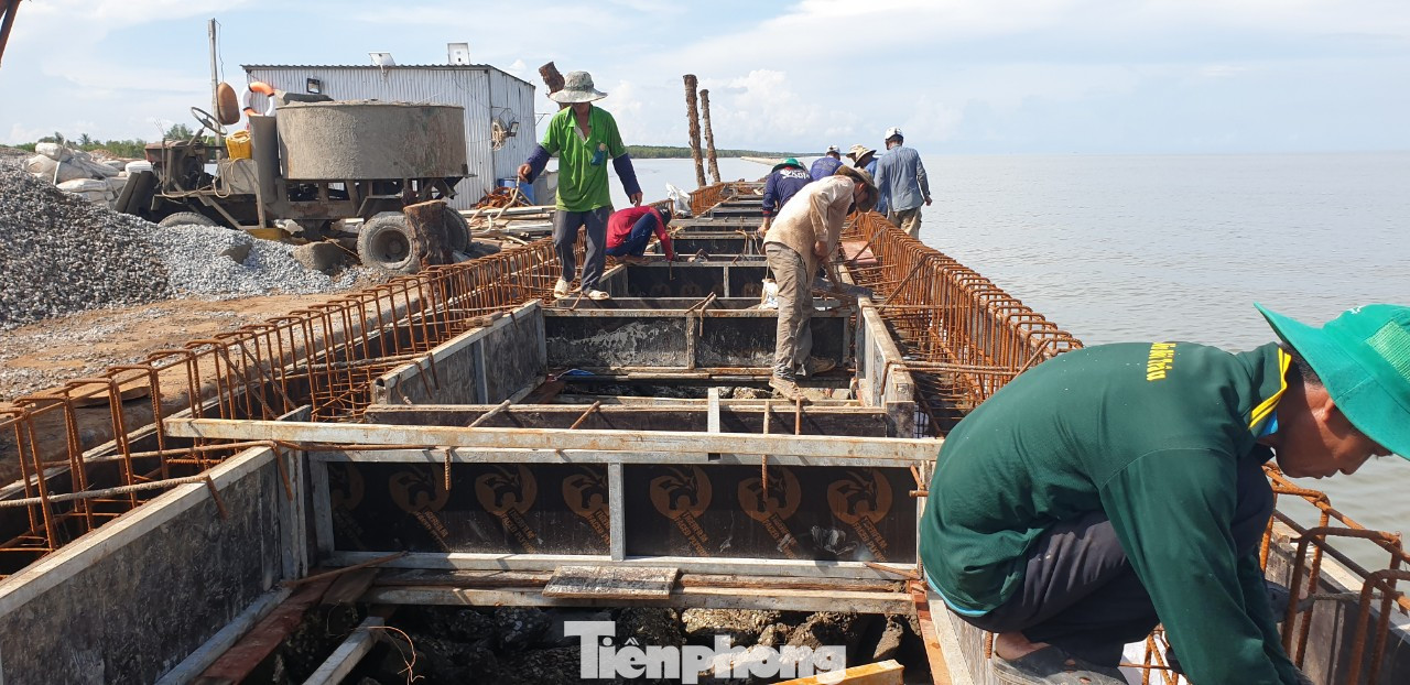 Tuy nhiên, thực tế cho thấy trong vài năm trở lại đây, những đợt mưa bão nước dâng, sóng đánh đã tràn qua các con đê nguy cơ đe dọa trực tiếp đến tài sản, tính mạng của nhân dân. Việc kiên cố hóa chân đê, nâng cấp cao trình kè sẽ giúp cho người dân yên tâm hơn trong sản xuất. Tuy nhiên, thực tế cho thấy trong vài năm trở lại đây, những đợt mưa bão nước dâng, sóng đánh đã tràn qua các con đê nguy cơ đe dọa trực tiếp đến tài sản, tính mạng của nhân dân. Việc kiên cố hóa chân đê, nâng cấp cao trình kè sẽ giúp cho người dân yên tâm hơn trong sản xuất.