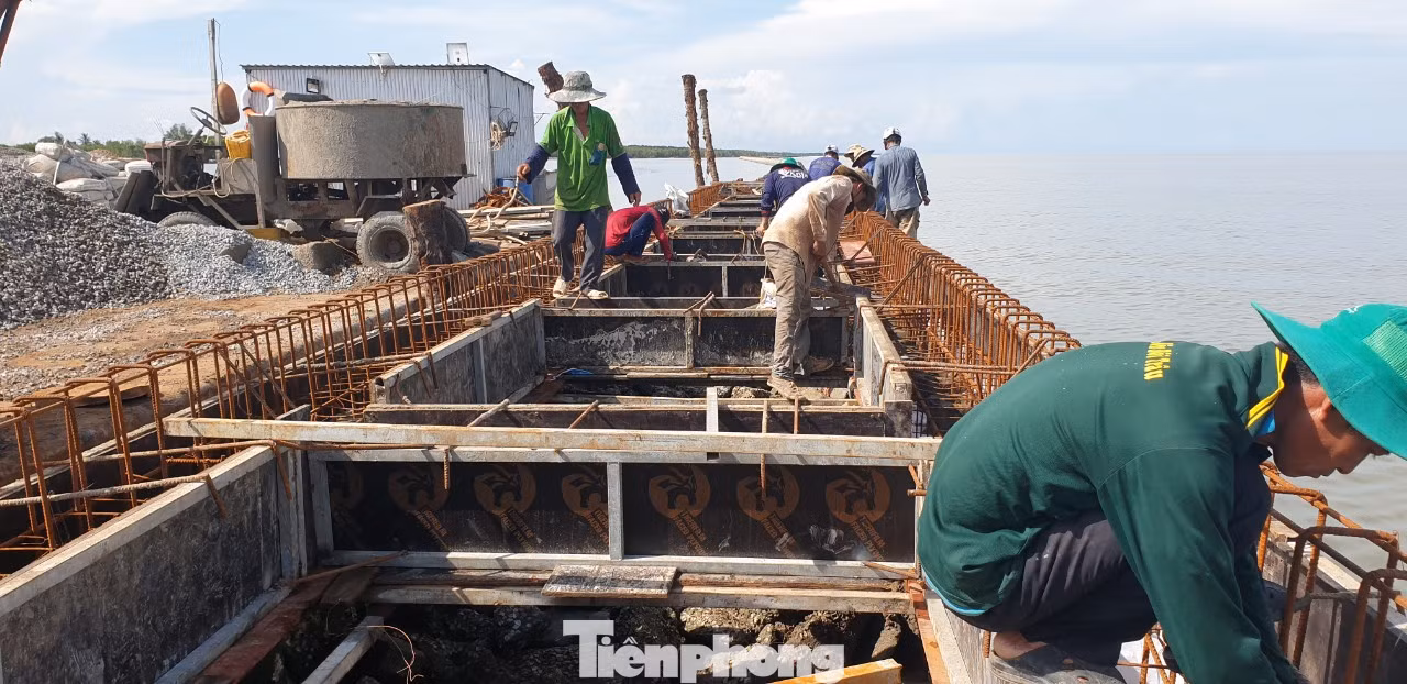 Tuy nhiên, thực tế cho thấy trong vài năm trở lại đây, những đợt mưa bão nước dâng, sóng đánh đã tràn qua các con đê nguy cơ đe dọa trực tiếp đến tài sản, tính mạng của nhân dân. Việc kiên cố hóa chân đê, nâng cấp cao trình kè sẽ giúp cho người dân yên tâm hơn trong sản xuất.