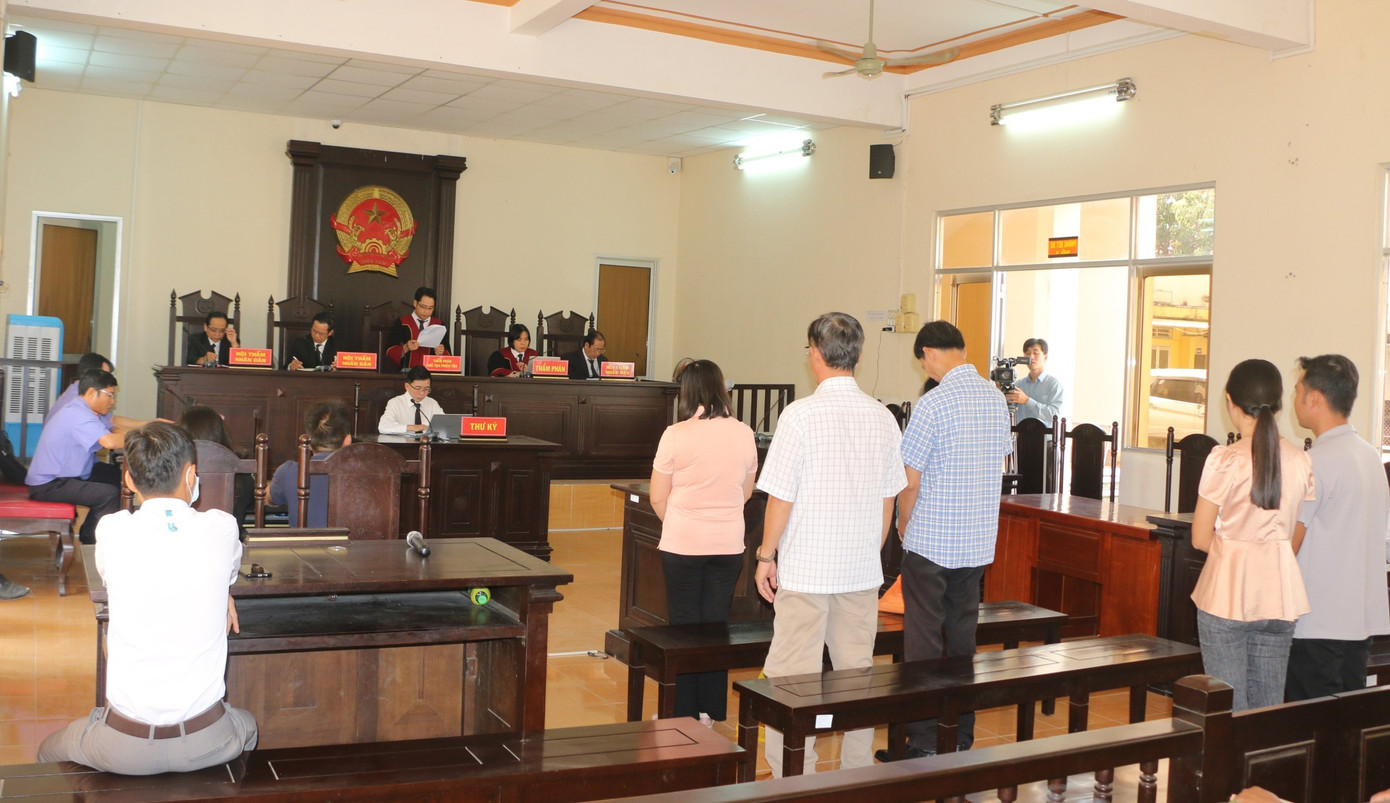 Các bị cáo tại phiên xét xử sơ thẩm. Các bị cáo tại phiên xét xử sơ thẩm.