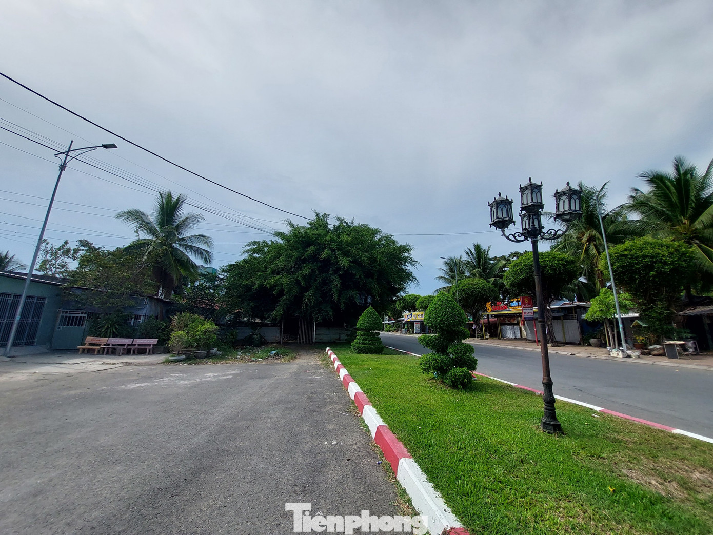 “Việc bồi thường giải phóng mặt bằng sẽ được thực hiện theo quy định hiện hành với phương châm theo hướng có lợi cho người dân nhưng đúng quy định. Tôi cho rằng việc thu hồi diện tích của 2 căn nhà sẽ tạo điều kiện cho người dân trên tuyến thuận lợi kinh doanh. Việc này người dân sẽ đồng tình ủng hộ”, ông Thiều nhận định.