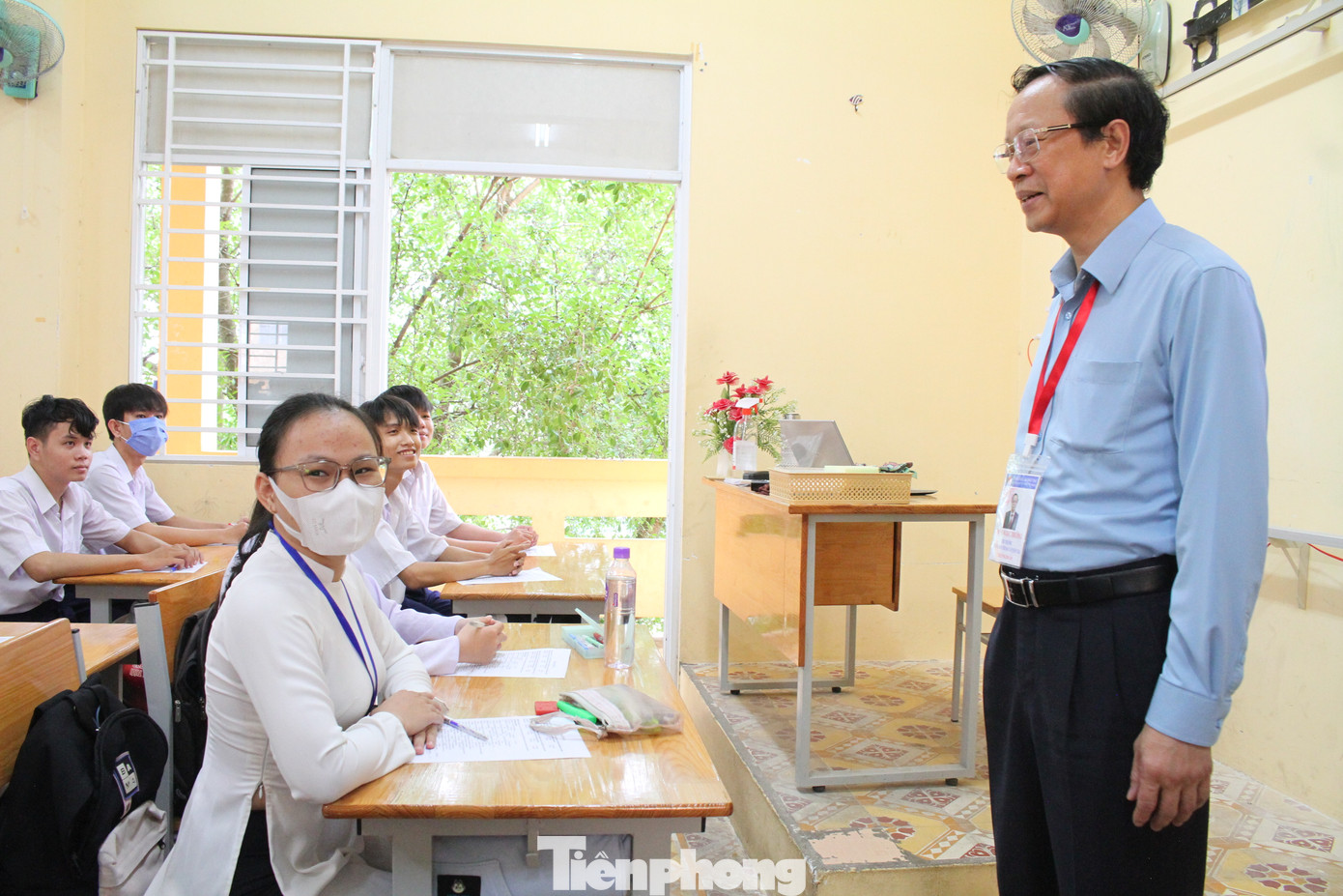 Thứ trưởng Phạm Ngọc Thưởng thăm hỏi và động viên các em học sinh đang ôn tập thi tốt nghiệp THPT năm 2023.