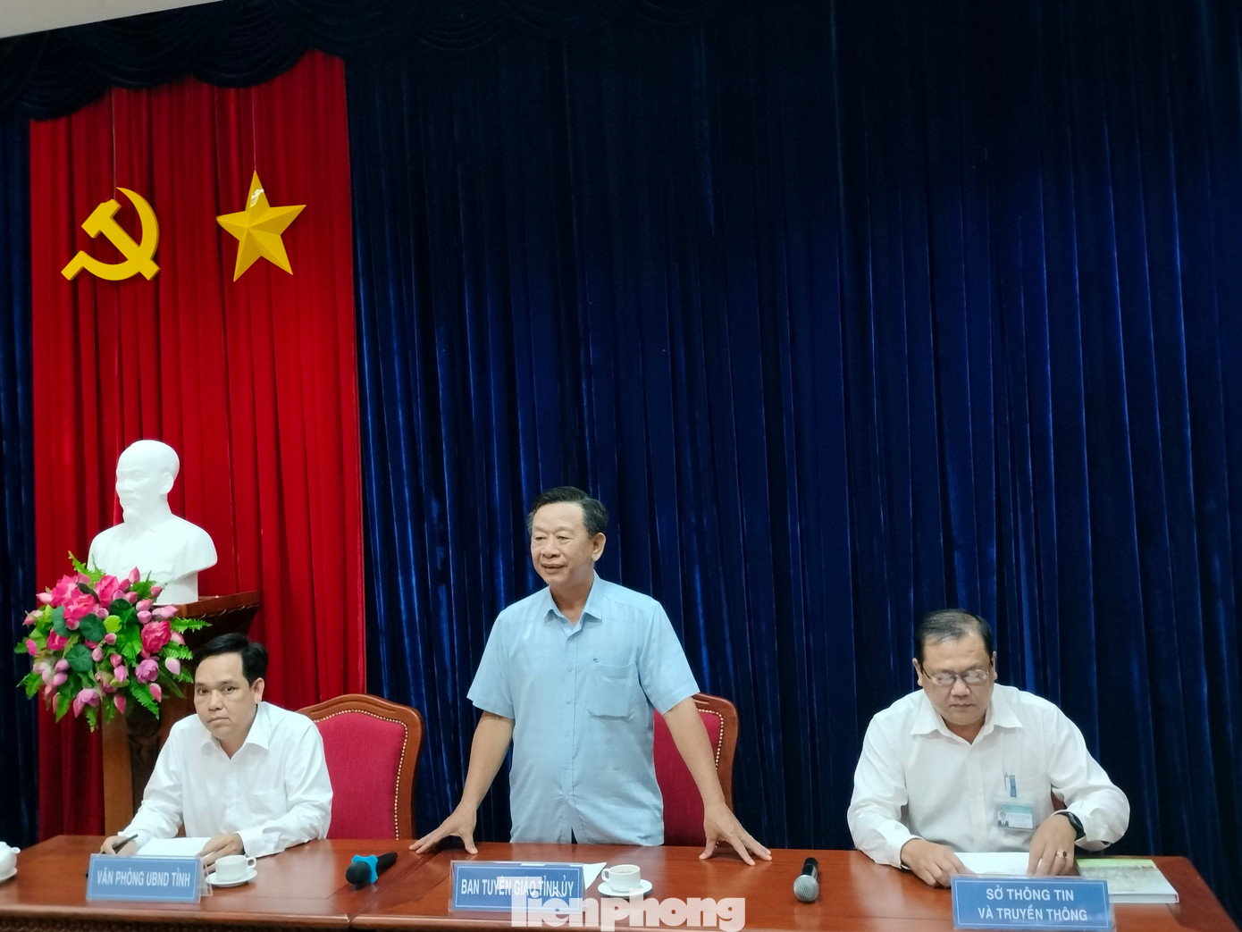 Trước đó, tại cuộc họp báo vào chiều 29/5, ông Hồ Trung Việt, Trưởng Ban Tuyên giáo Tỉnh ủy Cà Mau cho biết, qua làm việc, vị Phó Chủ tịch UBND huyện Phú Tân không thừa nhận mình là người trong clip và đề nghị xác minh, làm rõ. Ảnh: Tân Lộc.