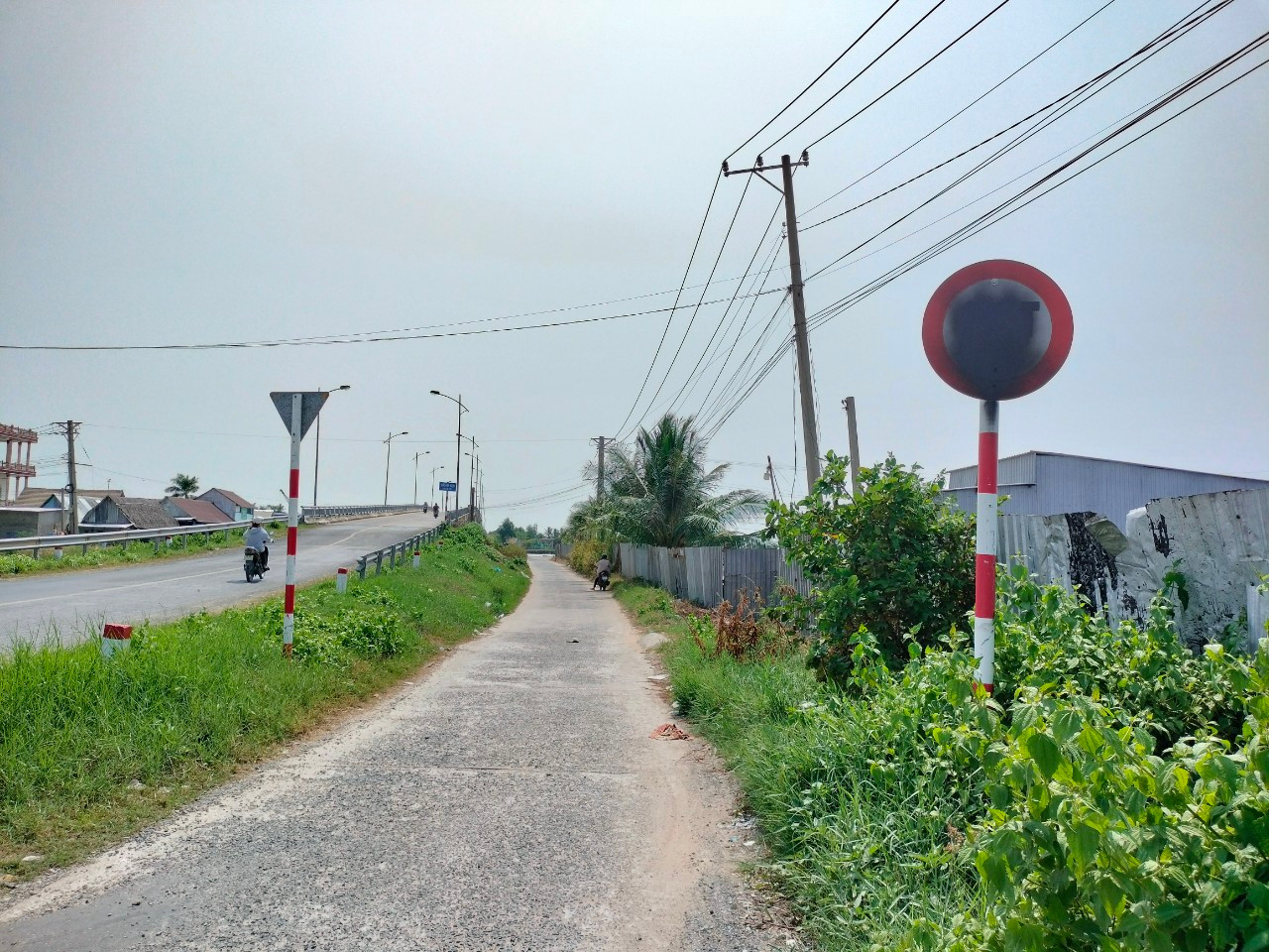 Biển báo hạn chế tải trọng bị xịt sơn.