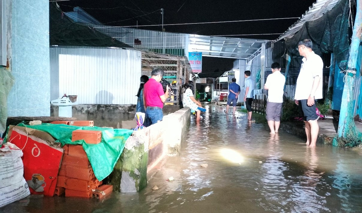 Người dân nâng nền, xây tường ngăn nước nhưng vẫn ngập.