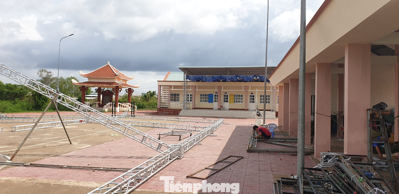 Liên quan đến clip được cho là một Phó Chủ tịch UBND huyện Phú Tân "mặc cả" tỉ lệ phần trăm dự án, Chánh thanh tra tỉnh Cà Mau sẽ làm tổ trưởng tổ xác minh theo quyết định của UBND tỉnh. Tổ xác minh có nhiều thành viên là đại diện các sở ngành, trong đó có đại diện Công an tỉnh Cà Mau. Ảnh: Tân Lộc.