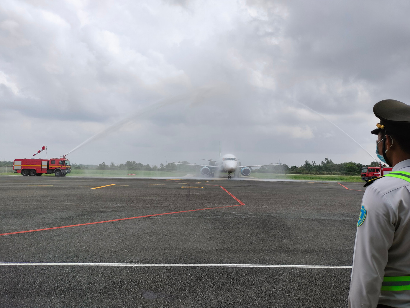 Nghi thức phun vòi rồng đón chuyến bay đầu tiên.