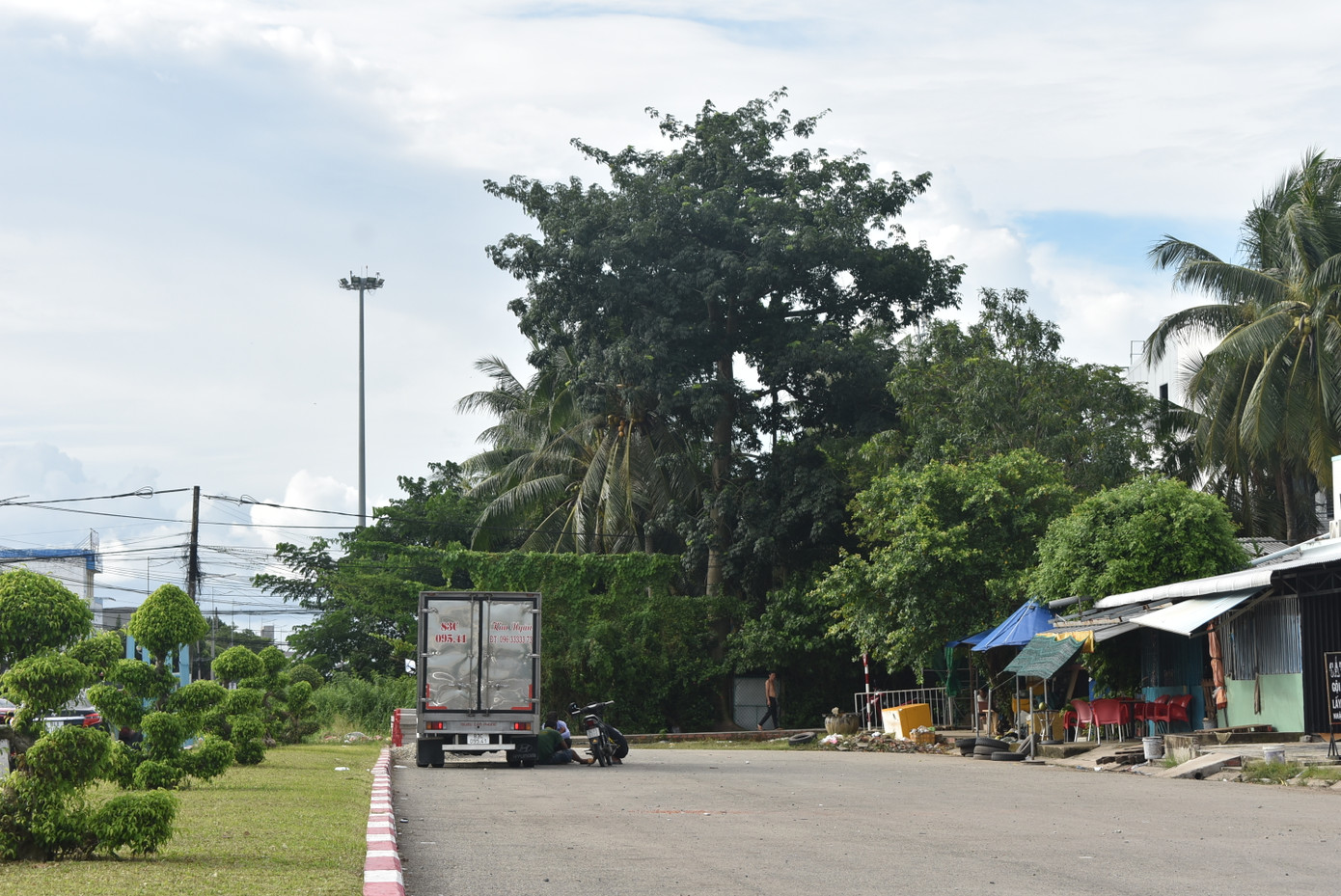 Theo thông tin từ phía chính quyền tỉnh Bạc Liêu, bà Nguyễn Thị Hường đã có sự đồng thuận bước đầu về công tác giải phóng mặt bằng để thông tuyến đường Võ Văn Kiệt. Trong ảnh là một làn đường Võ Văn Kiệt bị chặn lại bởi phần đất của hộ gia đình bà Hường.