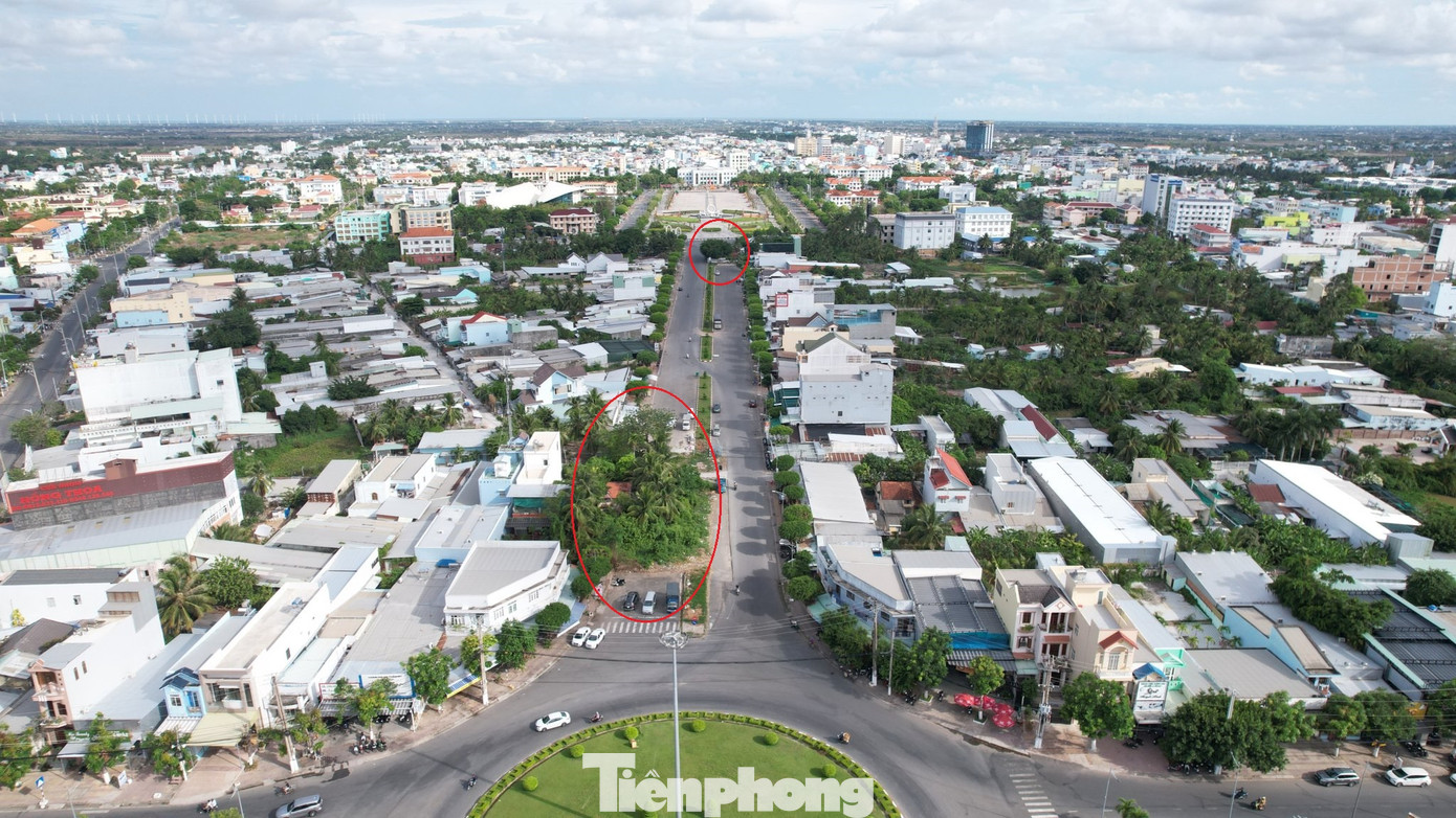 Tuy nhiên, gần 20 năm qua, tuyến đường này không được thông suốt do chưa có sự đồng thuận giao mặt bằng của 2 hộ ông Đỗ Thành Hưng và bà Nguyễn Thị Hường (cùng ngụ khóm 5, phường 1).