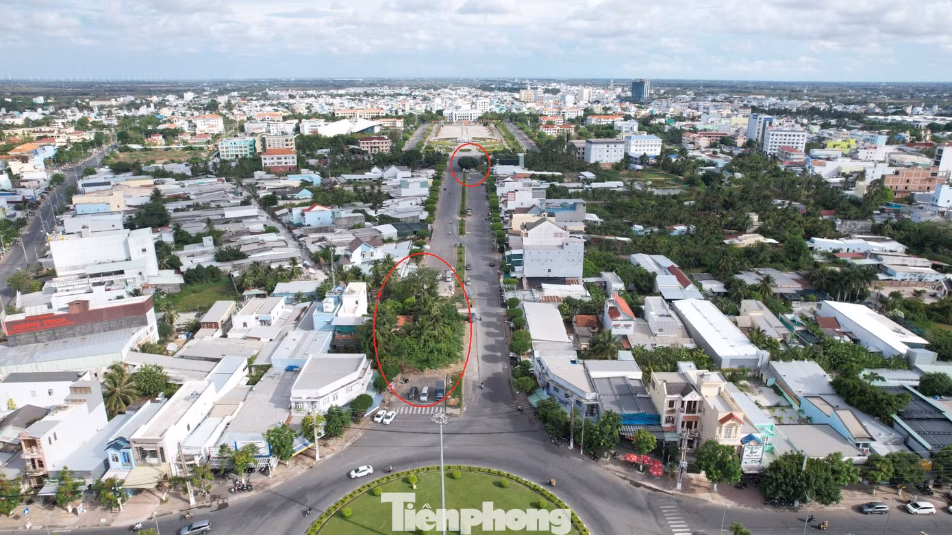 Tuy nhiên, gần 20 năm qua, tuyến đường này không được thông suốt do chưa có sự đồng thuận giao mặt bằng của 2 hộ ông Đỗ Thành Hưng và bà Nguyễn Thị Hường (cùng ngụ khóm 5, phường 1).