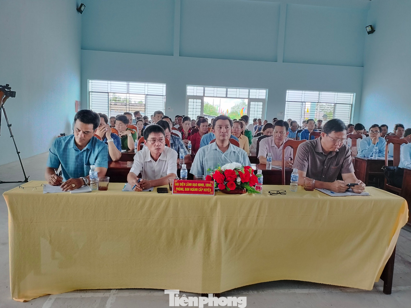 Đại diện lãnh đạo các ban ngành của huyện Cái Nước dự buổi tiếp xúc cử tri.