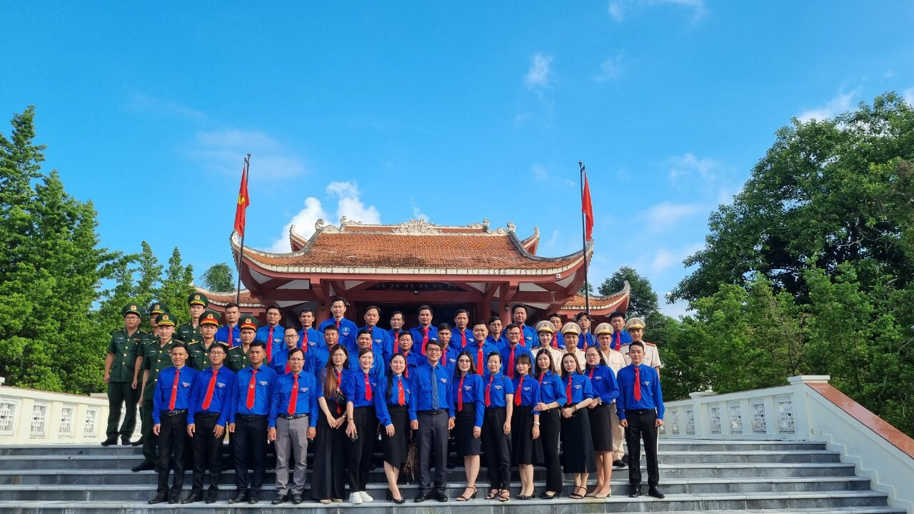 Trong khuôn khổ chương trình, các đại biểu tham dự tuyên dương đã đến dâng hương tại Khu tưởng niệm Bác Hồ.