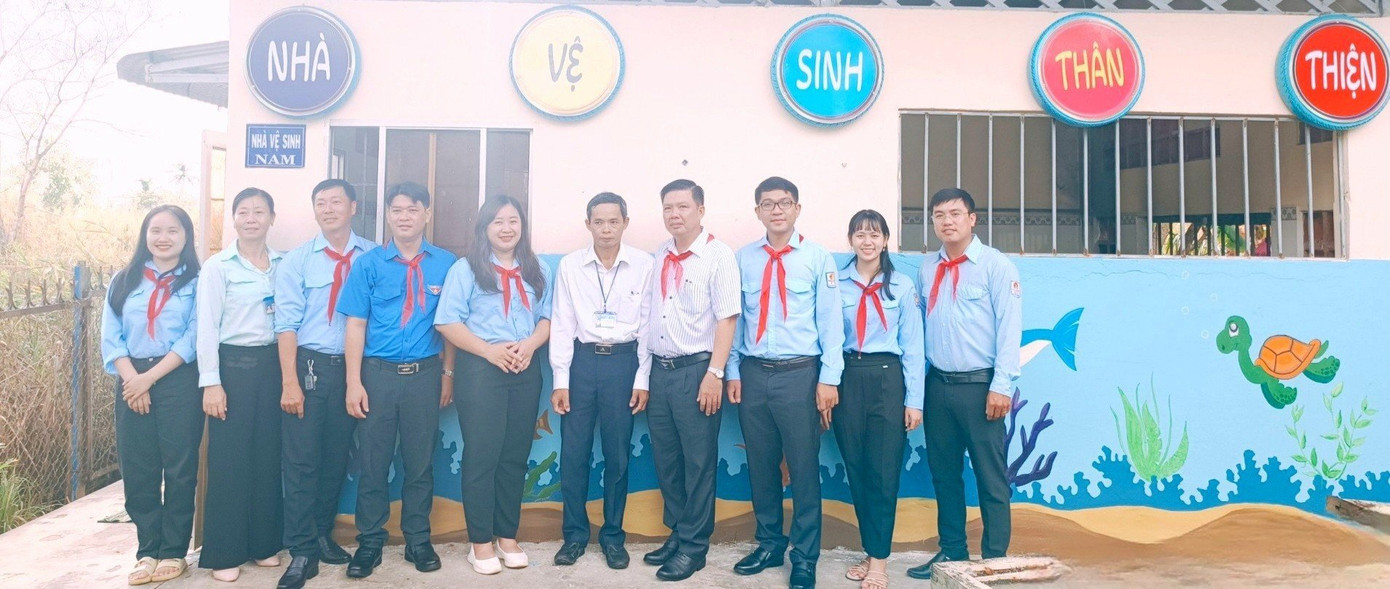 Bàn giao công trình “Nhà vệ sinh thân thiện”. Ảnh: PV. Bàn giao công trình “Nhà vệ sinh thân thiện”. Ảnh: PV.