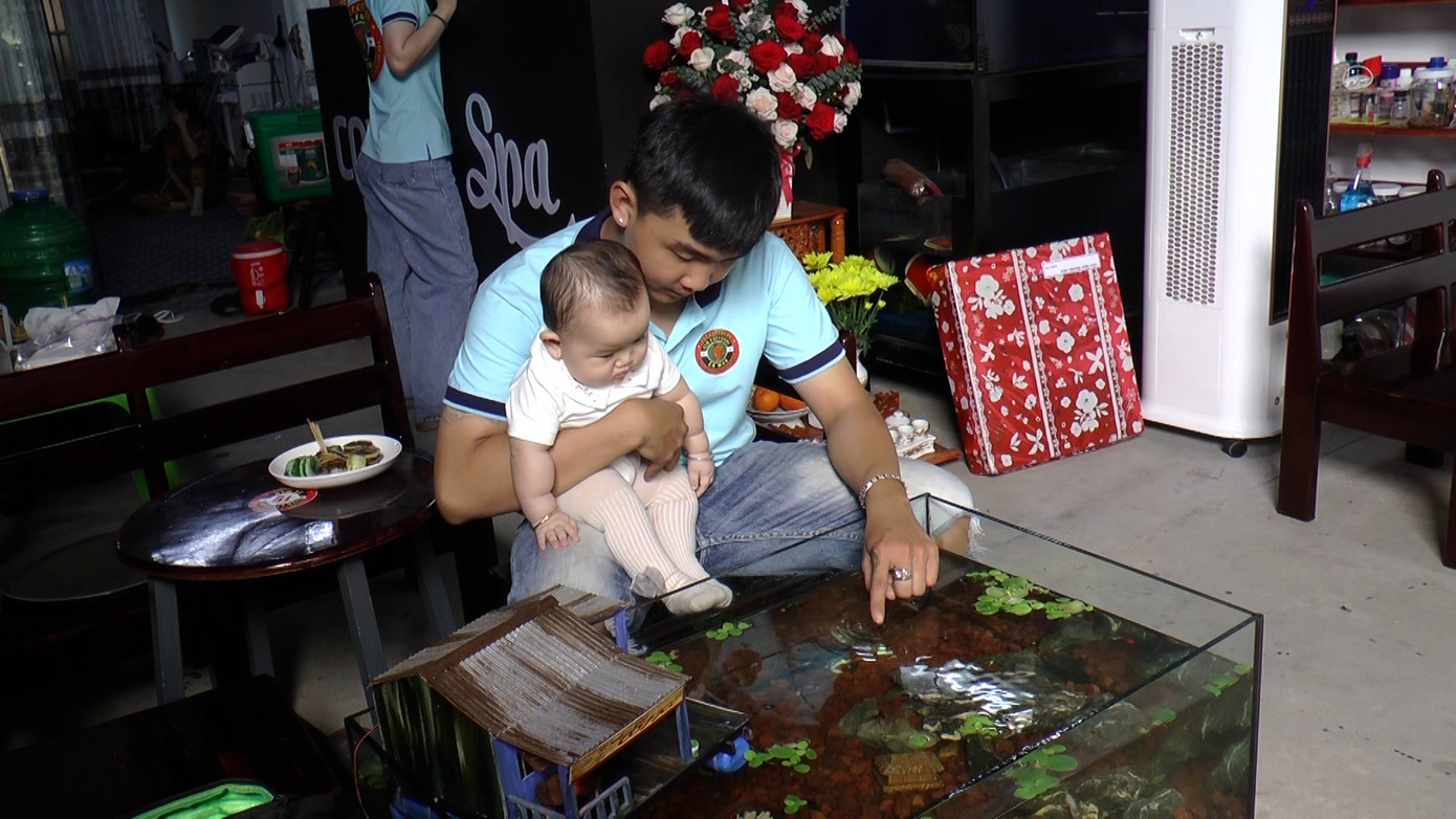 Anh Trần Gia Bảo (ngụ thành phố Cà Mau) chia sẻ: “Quán cà phê Pet tạo ra mô hình rất hay, là sân chơi lý tưởng cho những người có đam mê. Ở đây rất thoáng, đủ không gian để chúng tôi trải nghiệm một nơi thu nhỏ như khu rừng nhiệt đới…”.