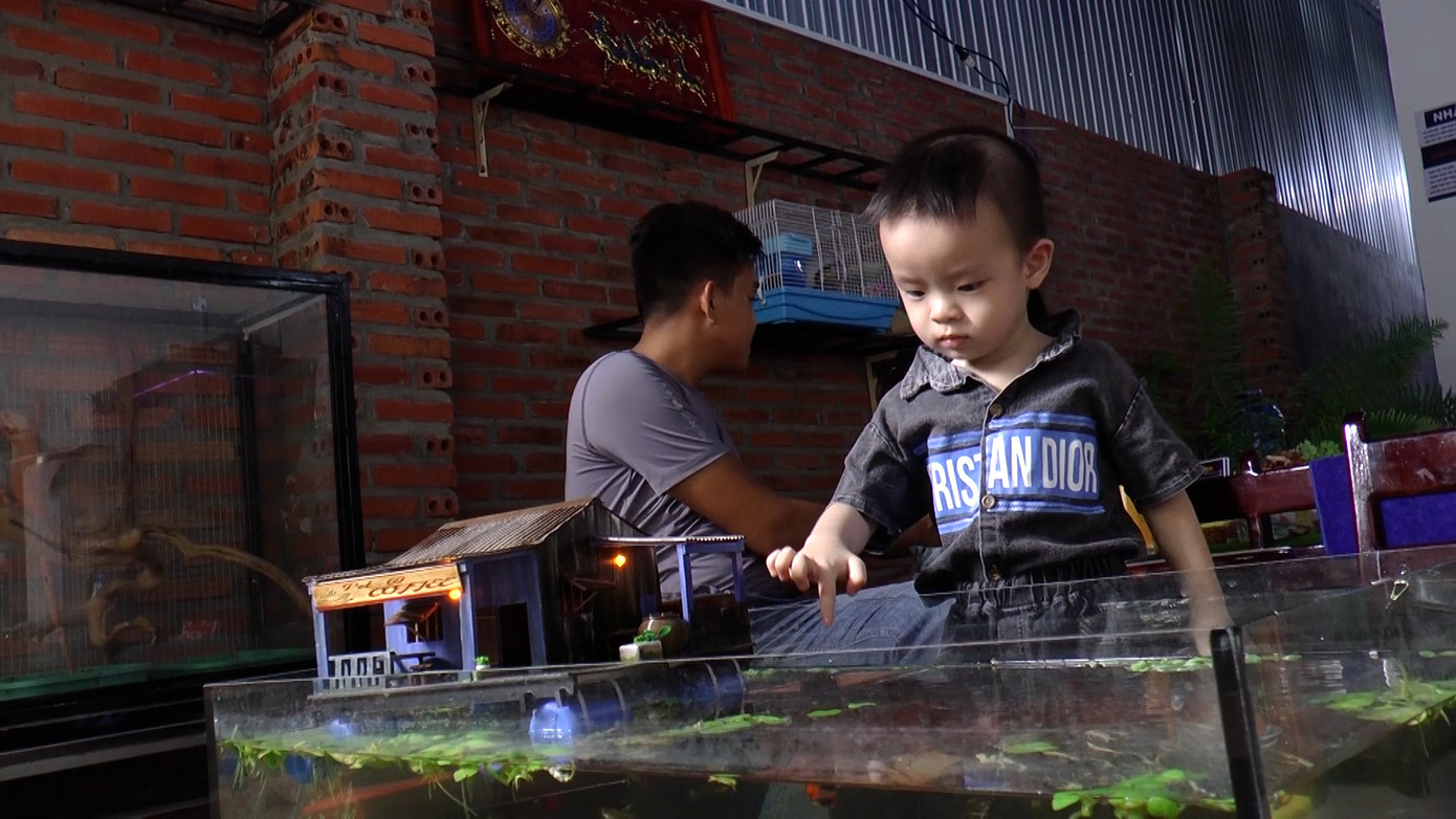 Anh Phạm Minh Đức - chủ quán cà phê Pet cho hay: “Từ thời sinh viên, tôi đã yêu nhiều loài động vật, đặc biệt thích chim đại bàng. Mục đích chính của quán là giúp các em nhỏ có dịp trải nghiệm, tiếp cận, cùng hòa mình vào thiên nhiên, hạn chế tiếp xúc với điện thoại, máy tính”.