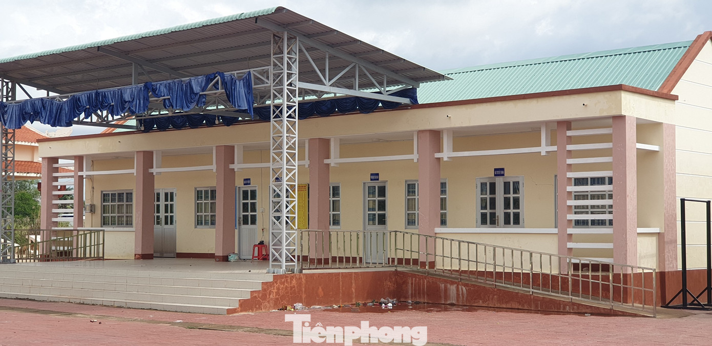 Tổng vốn đầu tư công trình khoảng 6 tỉ đồng. Trong đó, phần đã xây dựng xong (như mặt sân, nhà trung tâm…) khoảng 3 tỉ đồng. Ảnh: Tân Lộc.