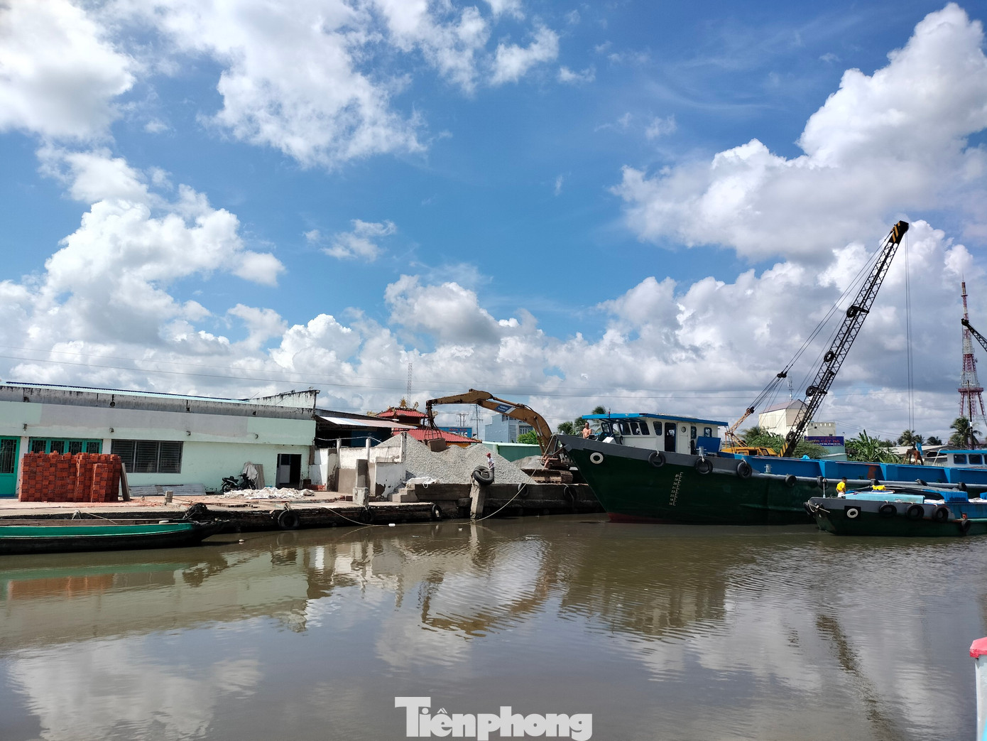 Các thiết bị máy móc hoạt động gây tiếng ồn khiến người dân bức xúc.