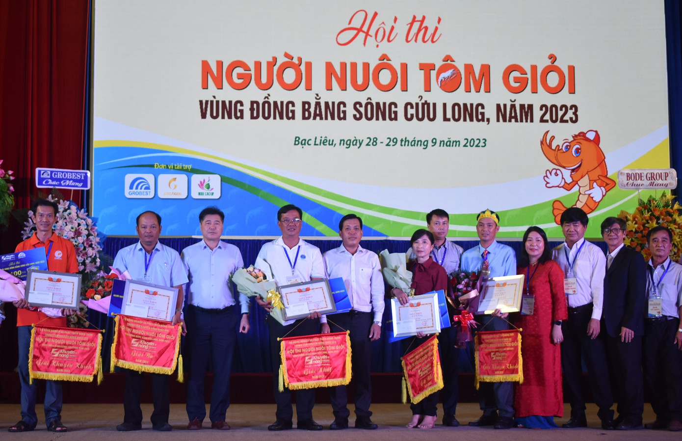 Ban tổ chức trao giải nhất cho đội tuyển Bạc Liêu. Ban tổ chức trao giải nhất cho đội tuyển Bạc Liêu.