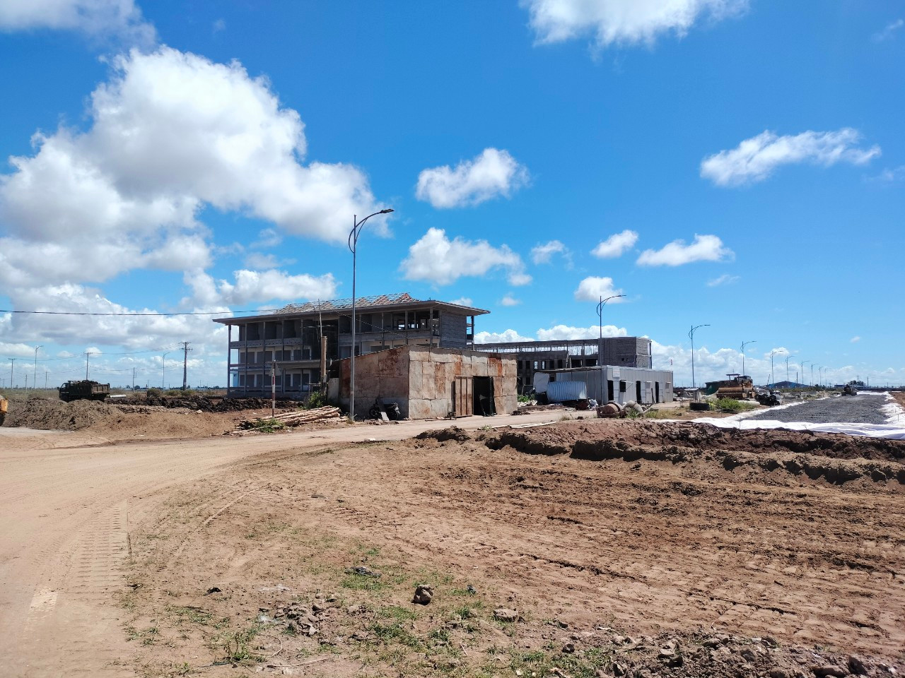 Hiện nay, Khu Nông nghiệp ứng dụng công nghệ cao phát triển tôm Bạc Liêu đang thi công giai đoạn 2 gồm: Nhà quản lý, điều hành, Khu xử lý nước thải tập trung...