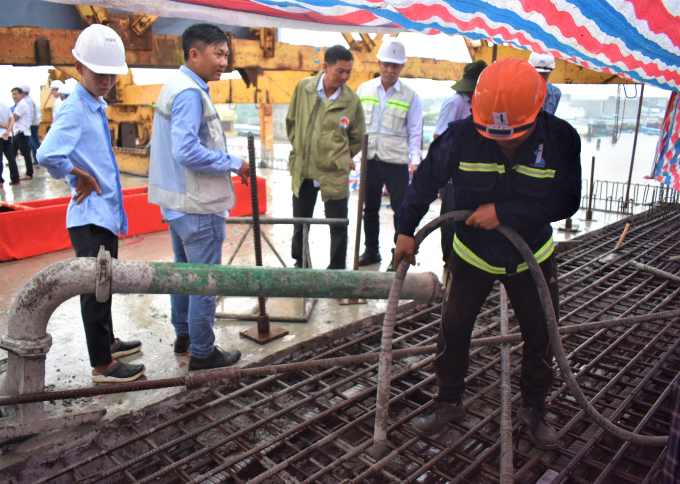 Các kỹ sư, công nhân, giám sát chia làm các ca làm việc xuyên suốt trên công trường, đảm bảo tiến độ.