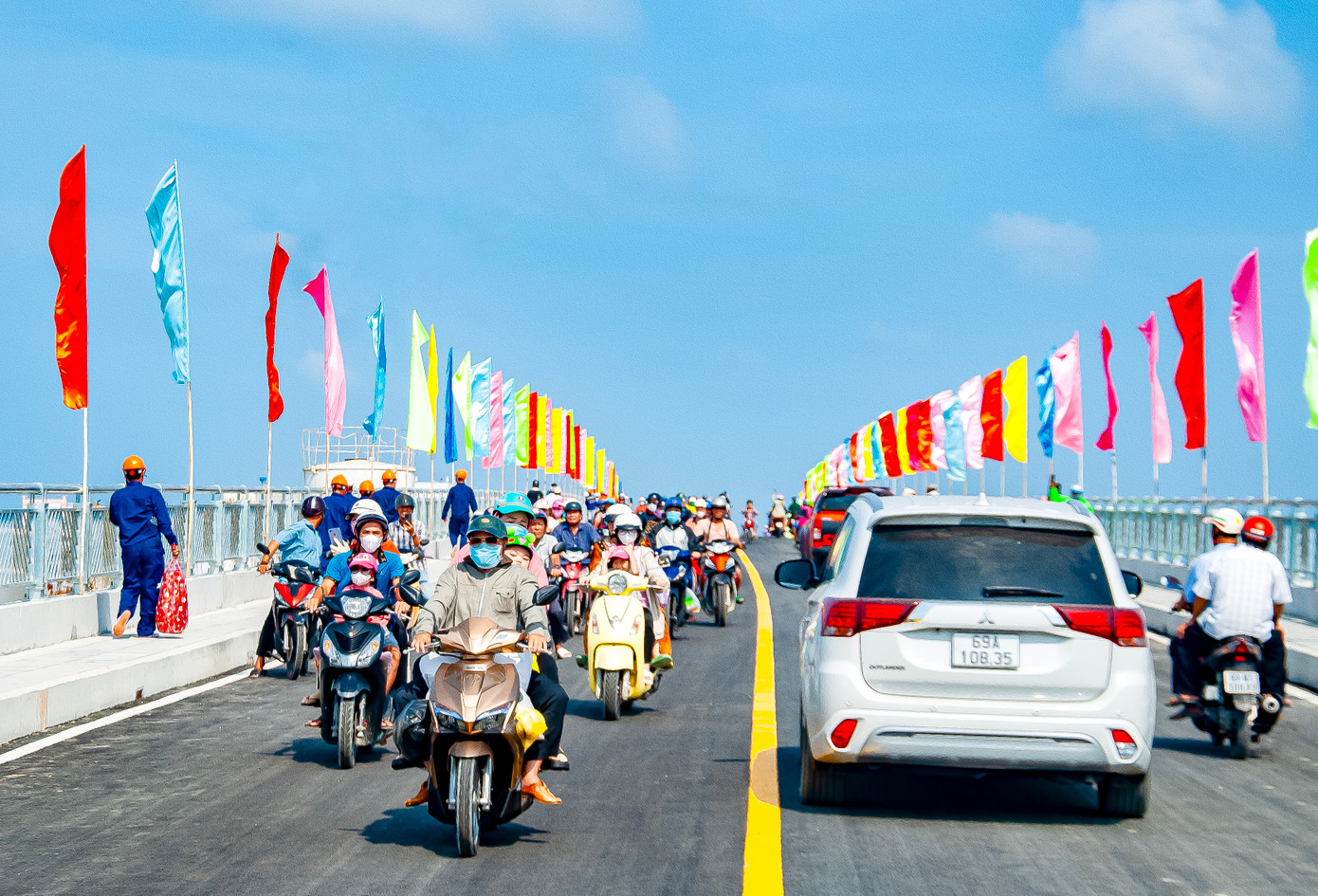 Ông Khươu Ngọc Tuấn (khóm 4, thị trấn Sông Đốc, huyện Trần Văn Thời) chia sẻ: “Quá vui!. Tôi đưa con đi học đỡ phải chịu cảnh sóng gió. Nhiều lúc qua phà cũng ghê lắm”. (Ảnh: Nhật Minh). Ông Khươu Ngọc Tuấn (khóm 4, thị trấn Sông Đốc, huyện Trần Văn Thời) chia sẻ: “Quá vui!. Tôi đưa con đi học đỡ phải chịu cảnh sóng gió. Nhiều lúc qua phà cũng ghê lắm”. (Ảnh: Nhật Minh).