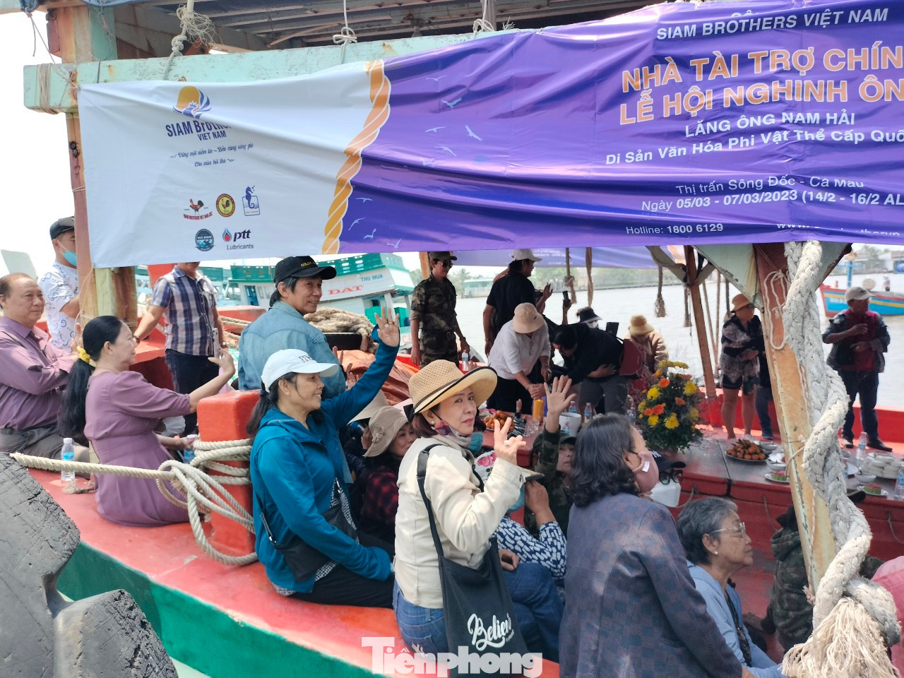 “Năm nay, ban tổ chức chuẩn bị 6 chiếc tàu chính và 50 chiếc tàu cá có nhiệm vụ chở ban tổ chức, các vị chức sắc, học trò lễ và khoảng 1.500 du khách tham quan ra biển”, Chủ tịch UBND thị trấn Sông Đốc chia sẻ.