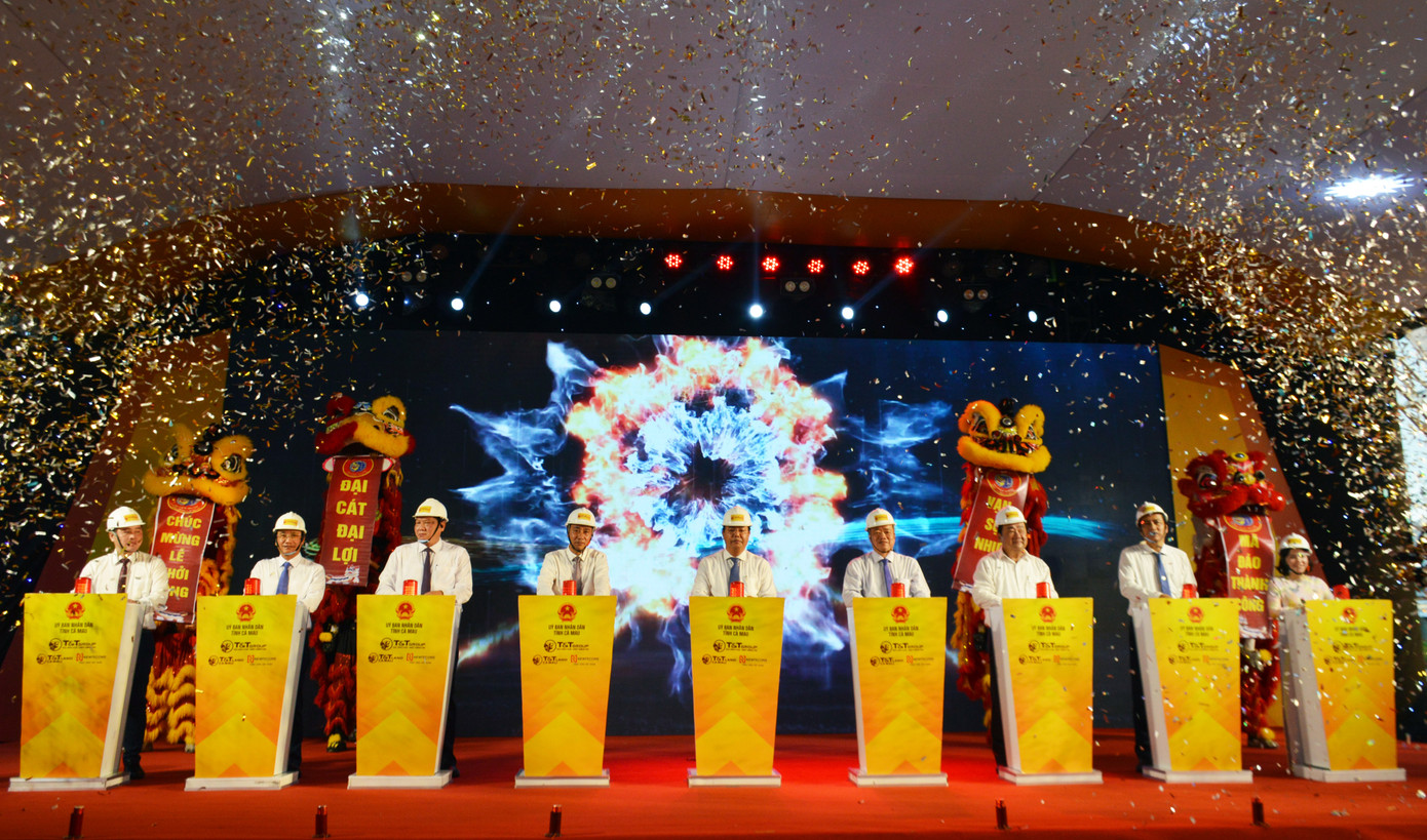Ông Nguyễn Tiến Hải - Bí thư Tỉnh uỷ và ông Huỳnh Quốc Việt - Chủ tịch UBND tỉnh Cà Mau cùng các đại biểu nhấn nút khởi công dự án.