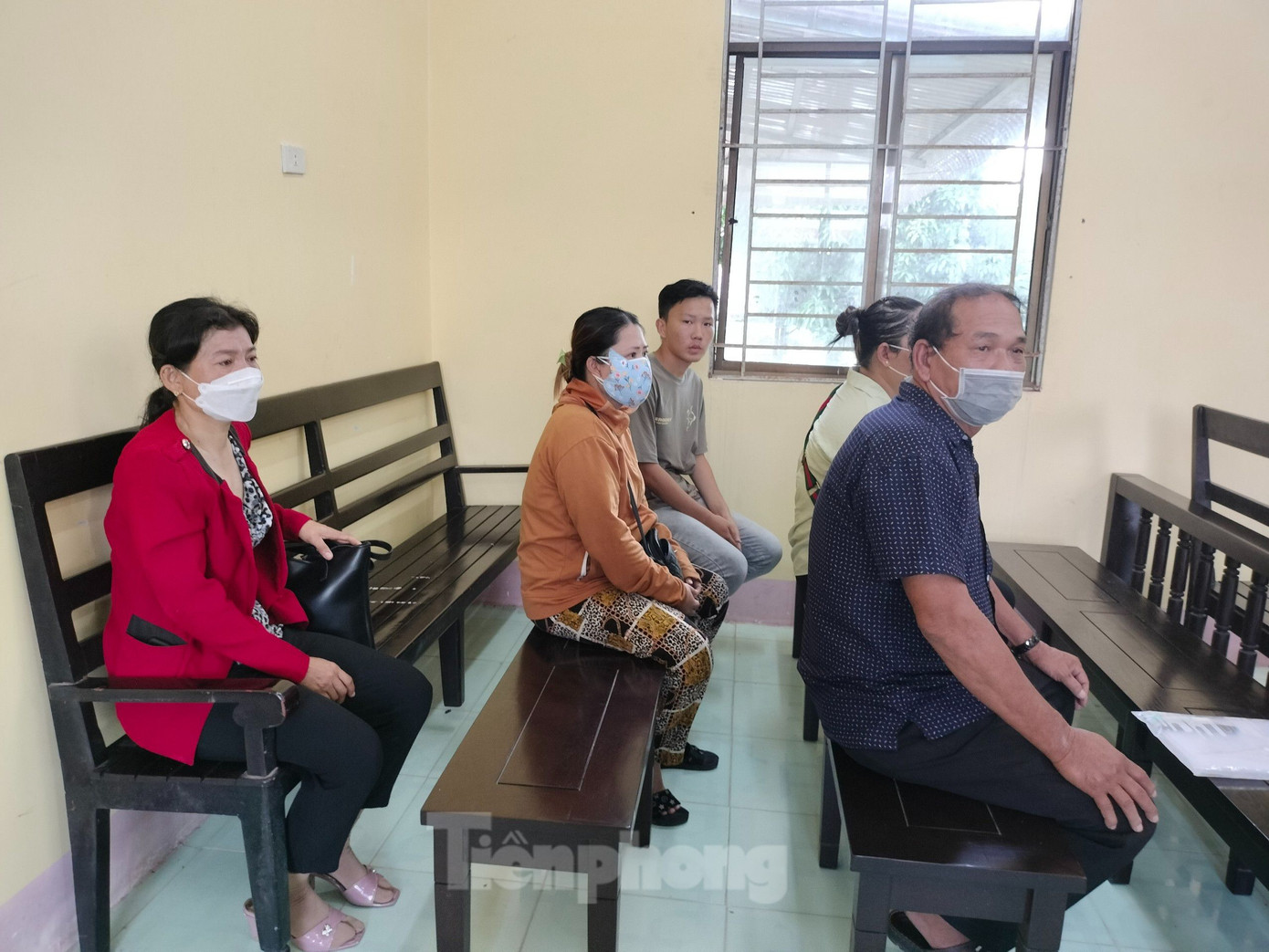 Người thân của T. đến tham dự phiên toà.