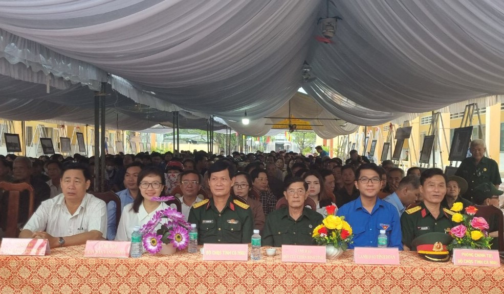 Đại biểu tham dự chuyến về nguồn.