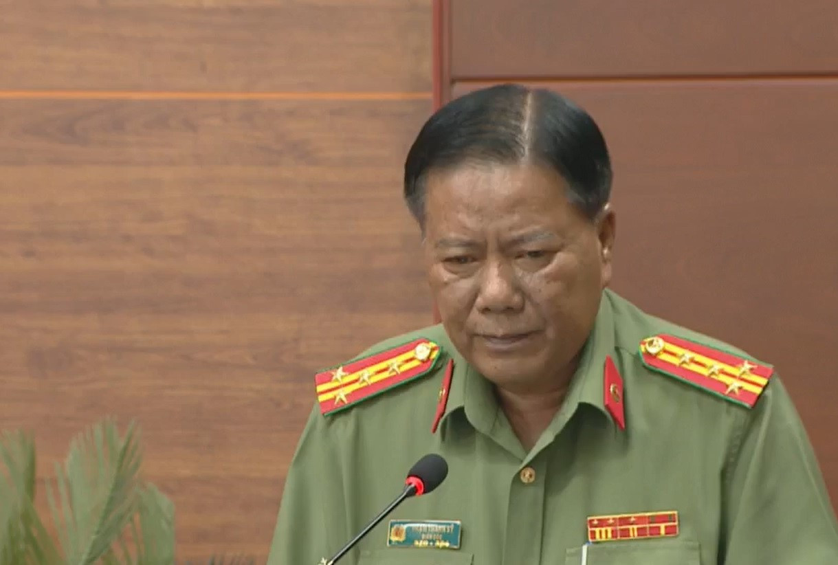 Đại tá Phạm Thành Sỹ, Giám đốc Công an tỉnh Cà Mau báo cáo công tác phòng, chống tội phạm; tình hình vi phạm pháp luật 6 tháng đầu năm và một số nhiệm vụ trọng tâm 6 tháng cuối năm 2023.