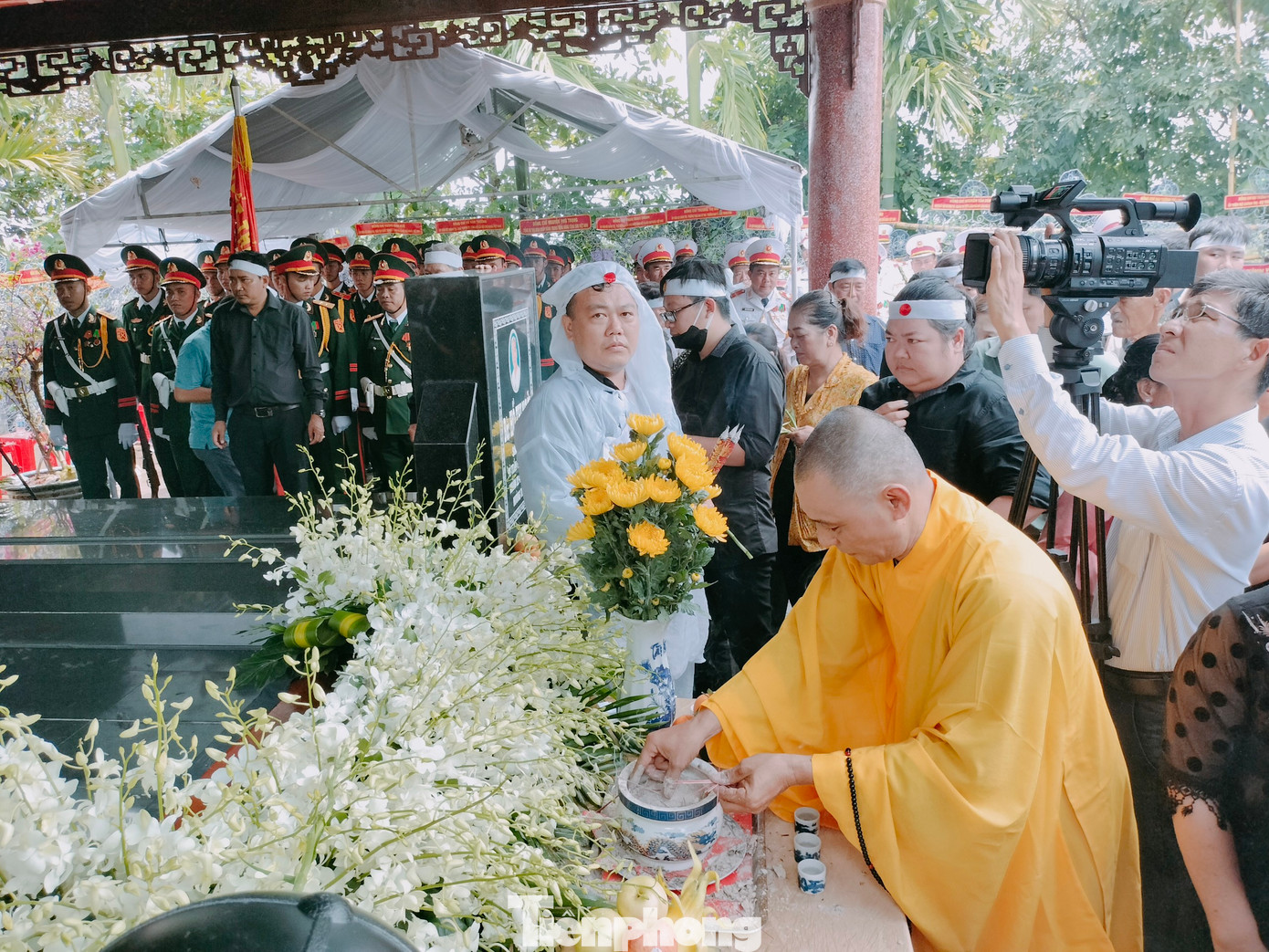 Một trong những nghi thức được cử hành tại lễ an táng ông Lê Phước Thọ.