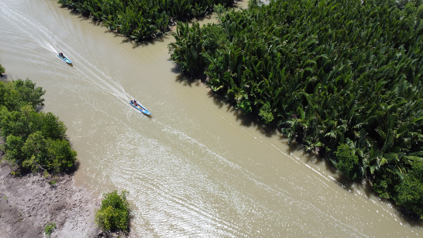 Sáng sớm, họ dùng vỏ lãi đi dọc theo các con sông, mé biển để tìm hang chem chép. Trung bình, mỗi người bắt được từ 20 đến 30kg chem chép mỗi ngày. Sáng sớm, họ dùng vỏ lãi đi dọc theo các con sông, mé biển để tìm hang chem chép. Trung bình, mỗi người bắt được từ 20 đến 30kg chem chép mỗi ngày.