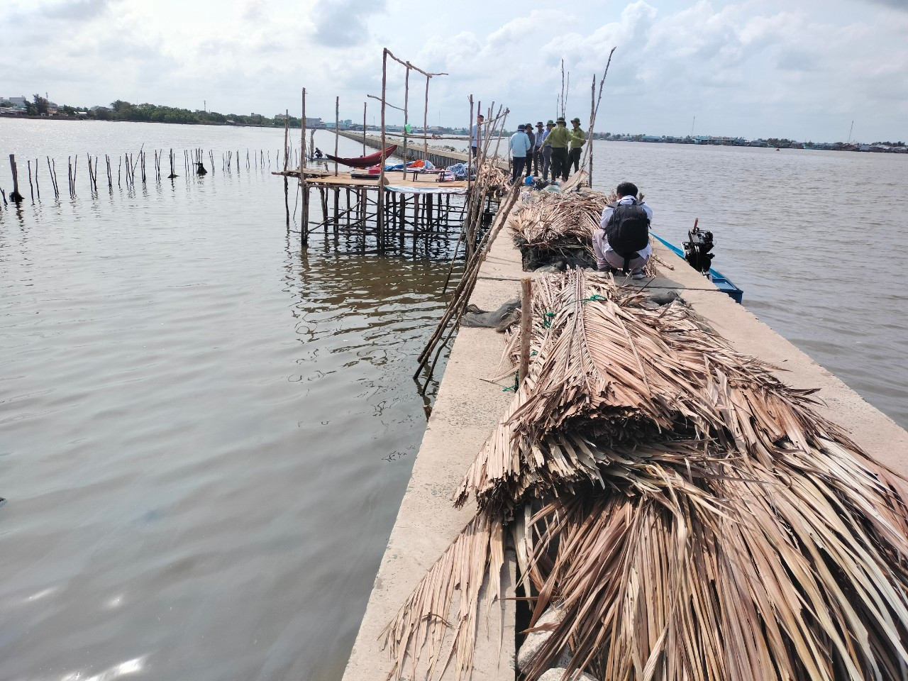 Các chủ nuôi đã tiến hành tháo chòi canh, mở lưới bao chiếm hạ xuống sát mặt nước. Các chủ nuôi đã tiến hành tháo chòi canh, mở lưới bao chiếm hạ xuống sát mặt nước.