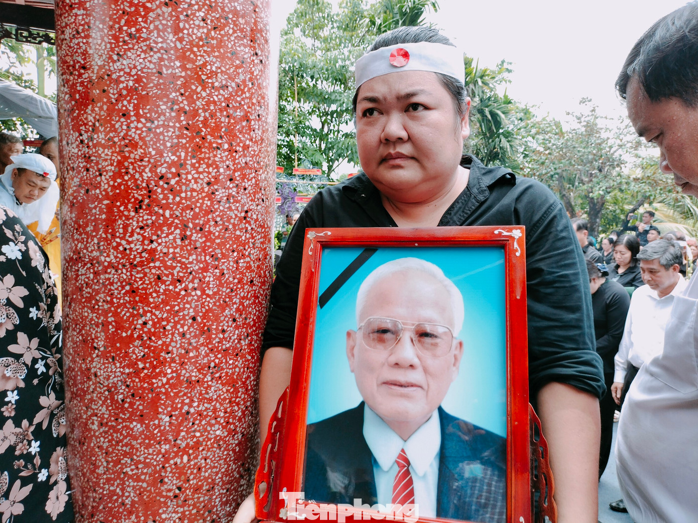 Con cháu, gia quyến bên di ảnh của ông Lê Phước Thọ.