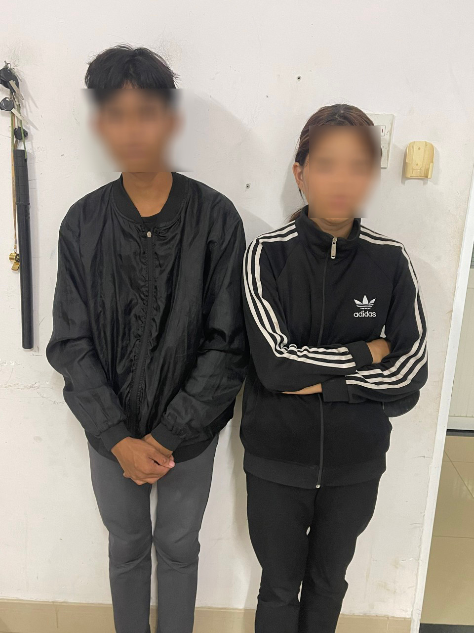 Hai thiếu niên báo tin cướp giả để người dân thương và cho tiền. Hai thiếu niên báo tin cướp giả để người dân thương và cho tiền.