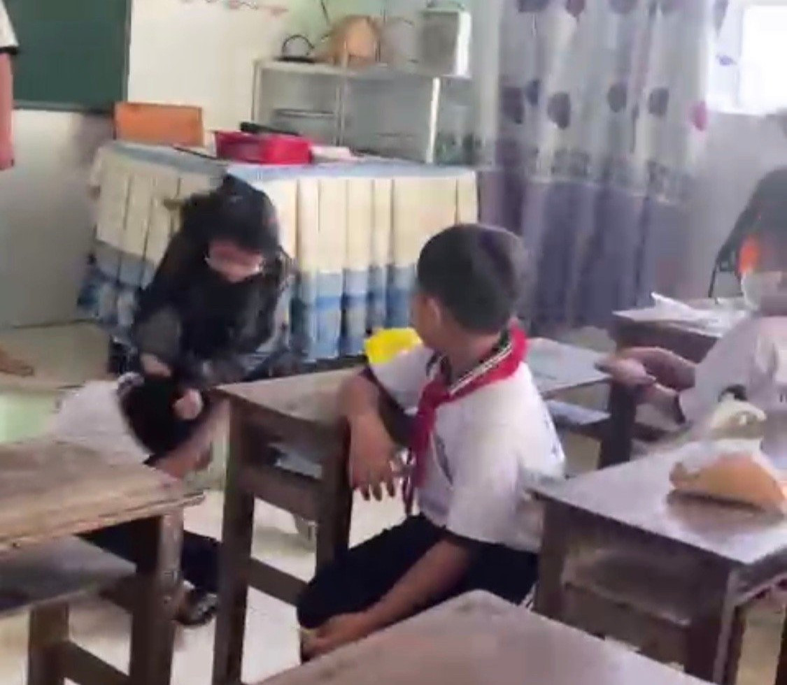 Clip lan truyền cảnh học sinh đánh nhau bị xoá trên mạng xã hội. Clip lan truyền cảnh học sinh đánh nhau bị xoá trên mạng xã hội.