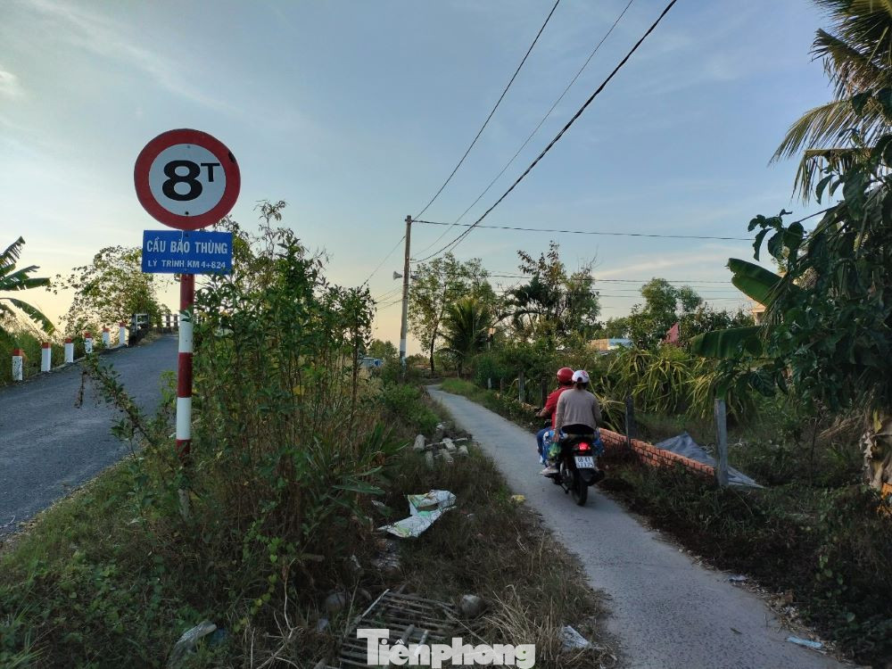 Con đường dẫn vào nhà cha mẹ ruột chị N.. Con đường dẫn vào nhà cha mẹ ruột chị N..