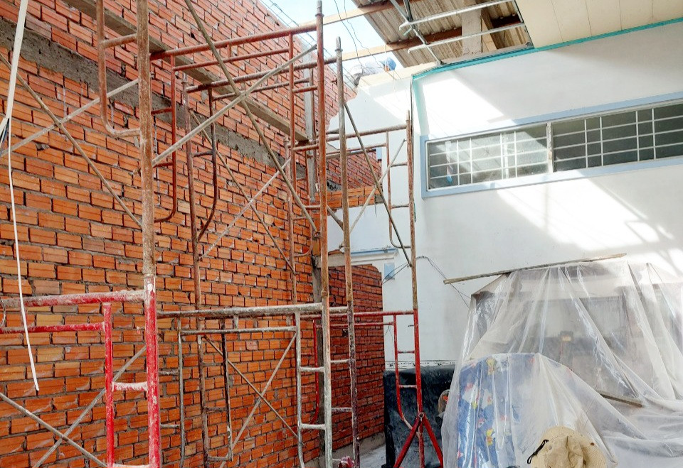 Vách tường mới được ông Thuận cho xây dựng để tháo dỡ vách tường cũ xây dựng trên đất lấn chiếm.