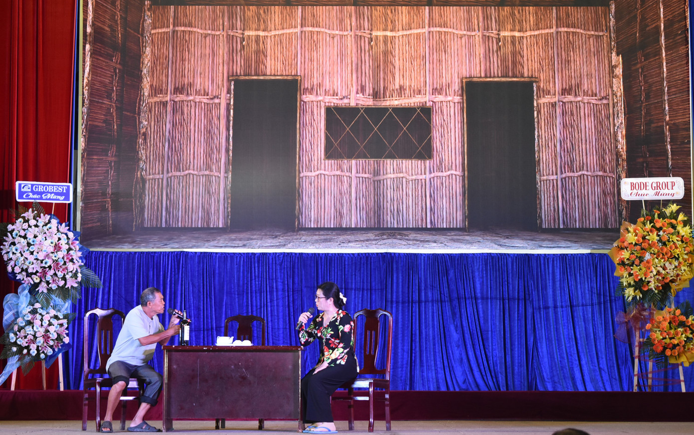 Phần thi màn chào hỏi giới thiệu đội tuyển. Phần thi màn chào hỏi giới thiệu đội tuyển.