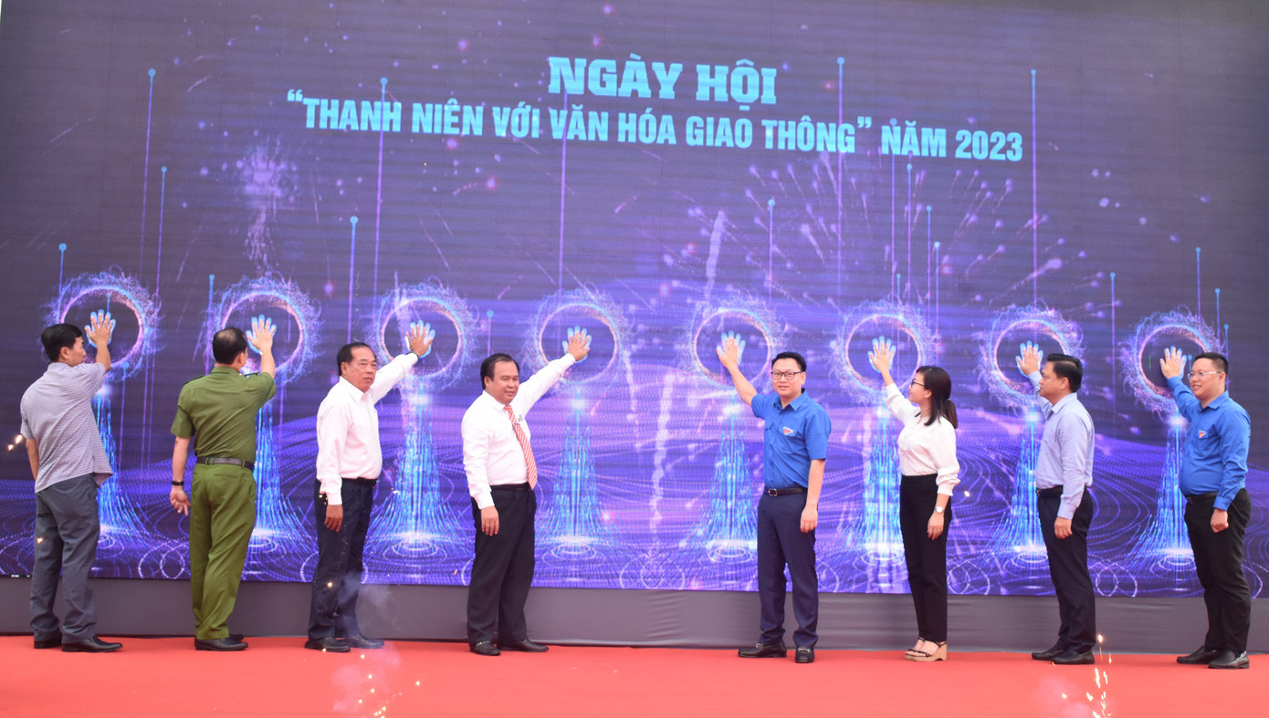 Các đại biểu bấm nút khởi động ngày hội.