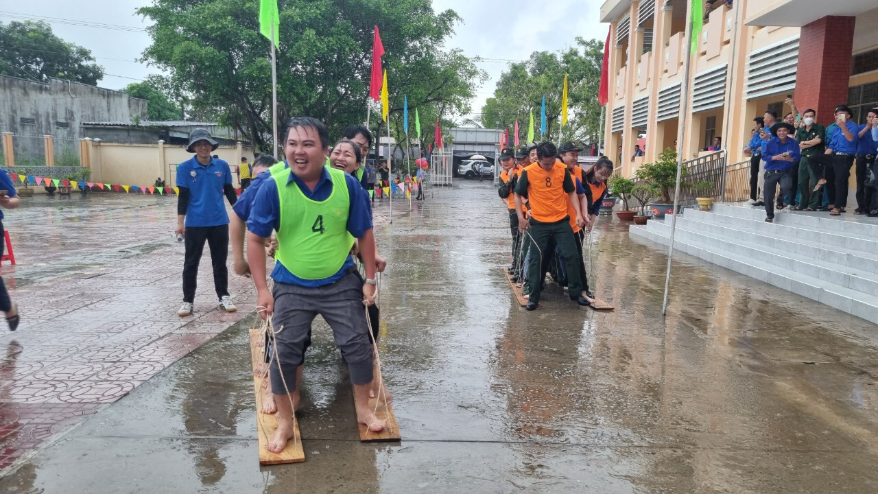 Các trò chơi dân gian diễn ra trong không khí sôi nổi.