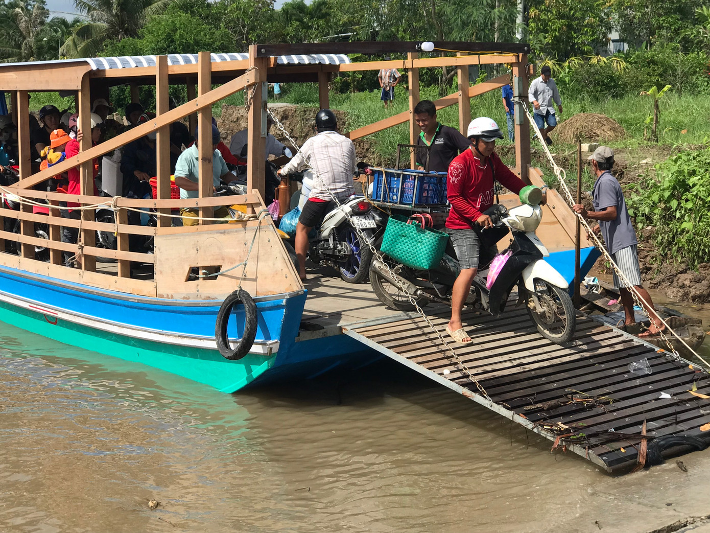 Do đường bị sạt lở, chính quyền địa phương huy động phà đưa, rước xe mô tô lưu thông. Do đường bị sạt lở, chính quyền địa phương huy động phà đưa, rước xe mô tô lưu thông.