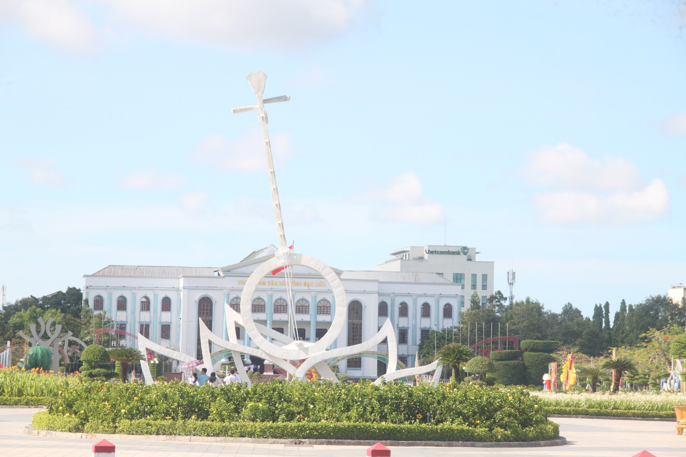 Đường Hùng Vương (nay là đường Võ Văn Kiệt) là tuyến đường cửa ngõ của tỉnh Bạc Liêu dẫn đến Trung tâm hành chính tỉnh, nơi có Quảng trường Hùng Vương thường diễn ra nhiều sự kiện chính trị - kinh tế - văn hóa - xã hội. Tuy nhiên, gần 20 năm qua, đường này không thông tuyến do chưa có sự đồng thuận giao mặt bằng của 2 hộ dân là ông Đỗ Thành Hưng và bà Nguyễn Thị Hường. Đường Hùng Vương (nay là đường Võ Văn Kiệt) là tuyến đường cửa ngõ của tỉnh Bạc Liêu dẫn đến Trung tâm hành chính tỉnh, nơi có Quảng trường Hùng Vương thường diễn ra nhiều sự kiện chính trị - kinh tế - văn hóa - xã hội. Tuy nhiên, gần 20 năm qua, đường này không thông tuyến do chưa có sự đồng thuận giao mặt bằng của 2 hộ dân là ông Đỗ Thành Hưng và bà Nguyễn Thị Hường.