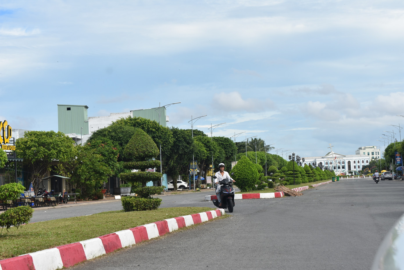 Do phần đất của bà Hường "án ngữ", người tham gia giao thông đi từ Trung tâm Văn hóa tỉnh Bạc Liêu trở ra Ngã 5 tượng đài Chiến thắng (bên phải tuyến) phải chịu cảnh lưu thông ngược chiều, tiềm ẩn nguy cơ mất ATGT rất cao.