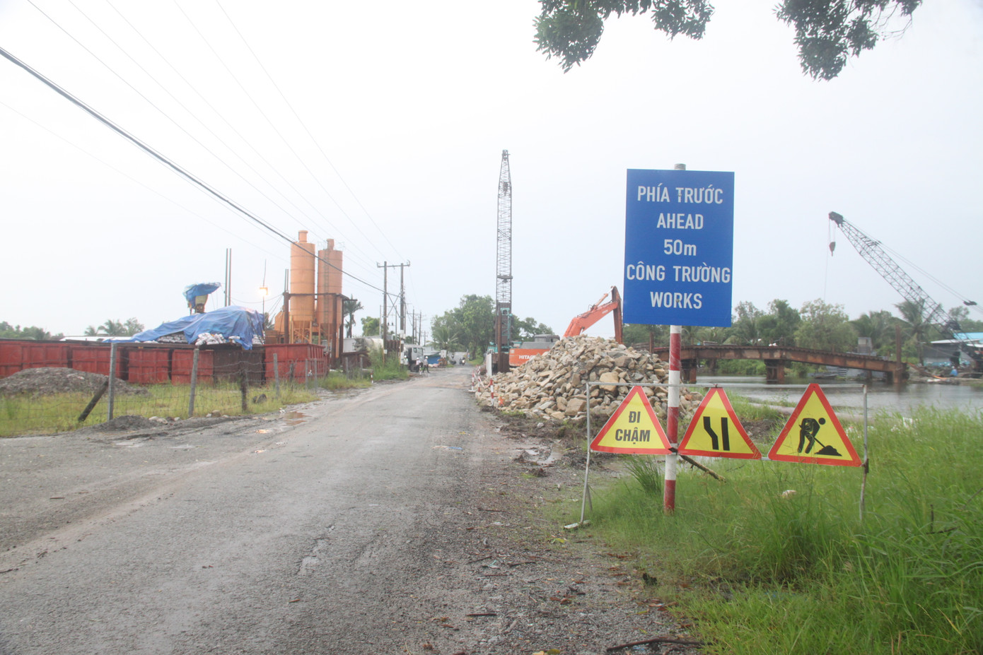 Mặc dù UBND các tỉnh đã quan tâm bố trí được một phần vật liệu cát cho dự án nhưng vẫn rất ít so với nhu cầu. Mặc dù UBND các tỉnh đã quan tâm bố trí được một phần vật liệu cát cho dự án nhưng vẫn rất ít so với nhu cầu.