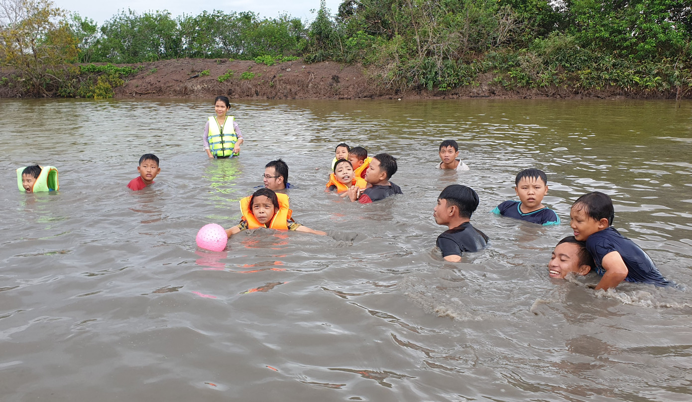 Vuông tôm được tận dụng để dạy bơi cho các em thiếu nhi. Vuông tôm được tận dụng để dạy bơi cho các em thiếu nhi.
