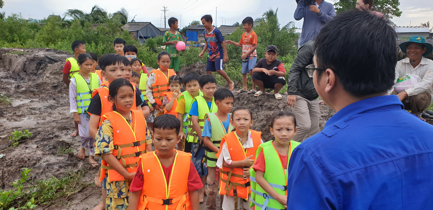 Đoàn thanh niên phối hợp với giáo viên tại các trường để dạy thiếu nhi nhanh biết bơi. Đoàn thanh niên phối hợp với giáo viên tại các trường để dạy thiếu nhi nhanh biết bơi.